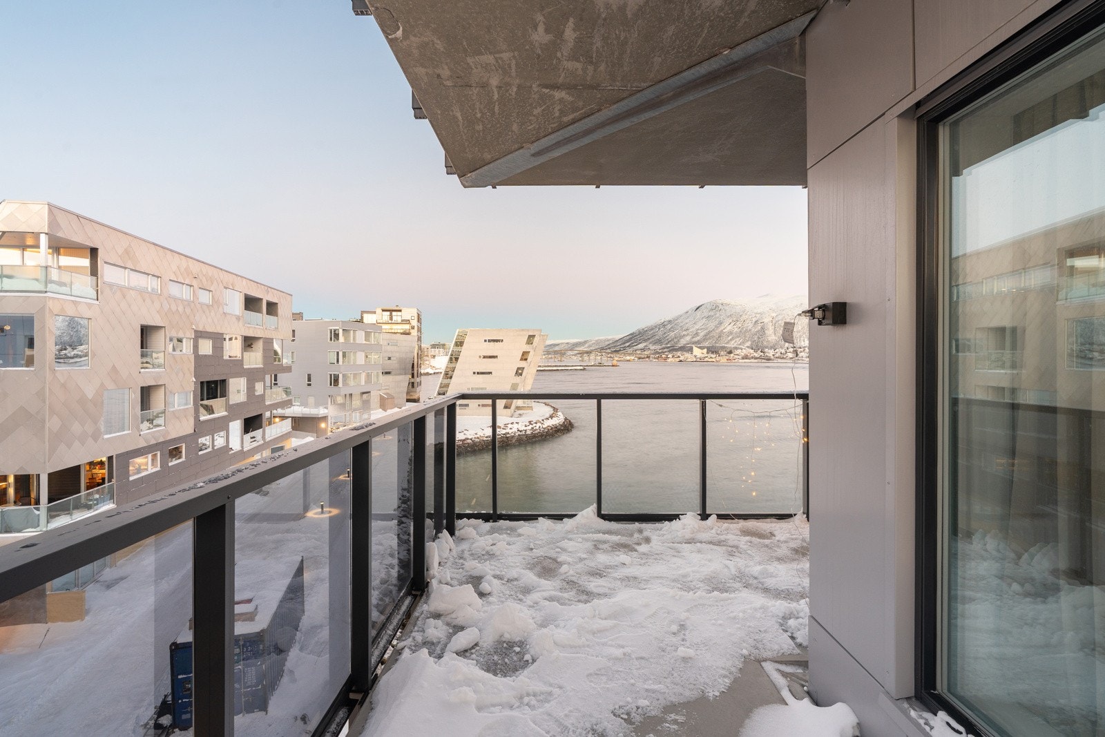 God plass for utemøbler, grill og beplantning til sommerhalvåret.