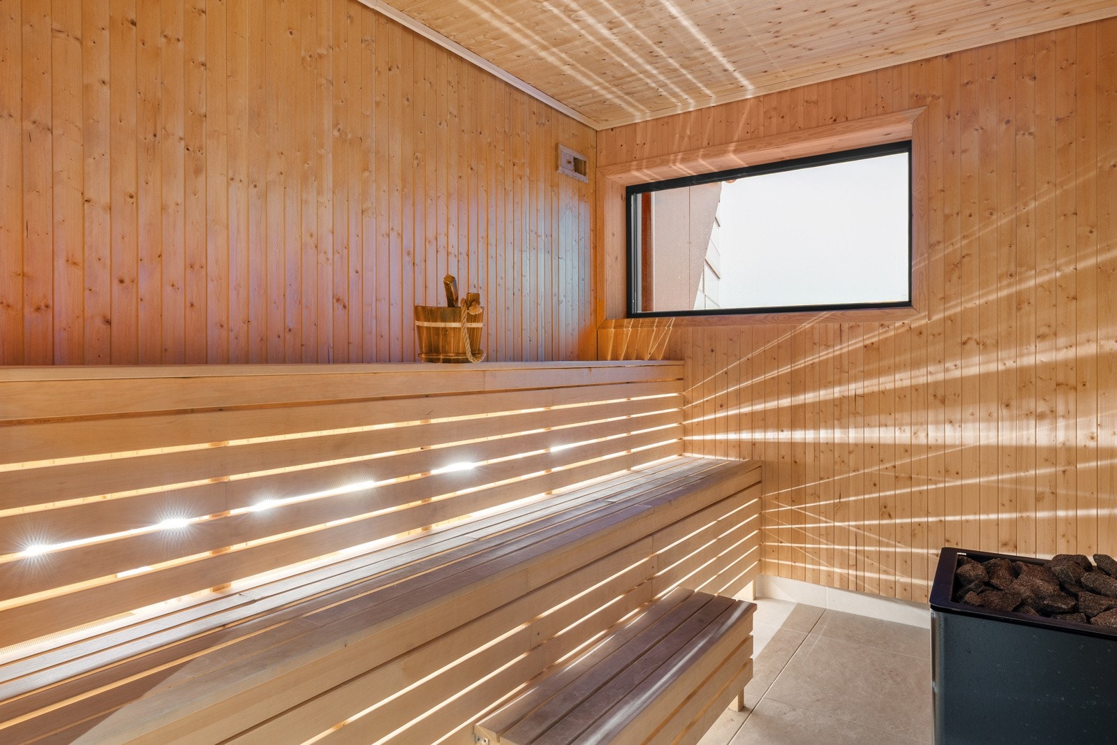 Sameiet har sjeldent gode fasiliteter og leiligheten har tilgang til bl.a. felles treningsrom, selskapslokale, badstue og sjøtrapp for bading.