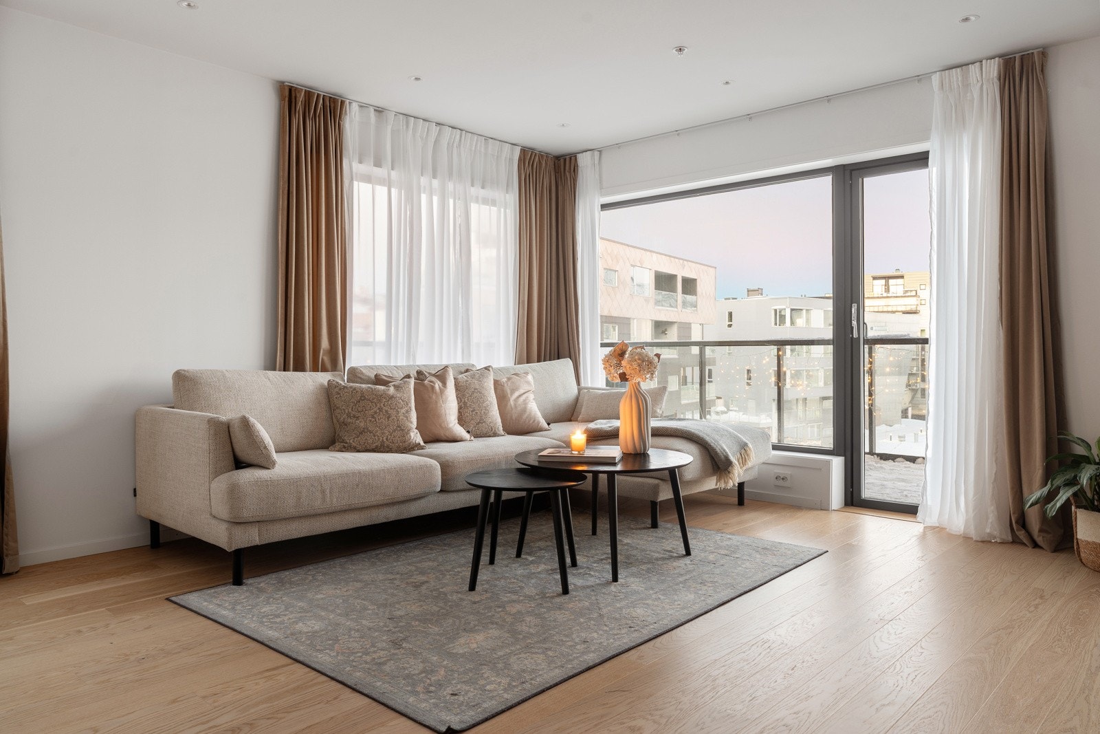 Her har du flere muligheter for å møblere den sosiale sonen med sofa, loungemøbler etc.