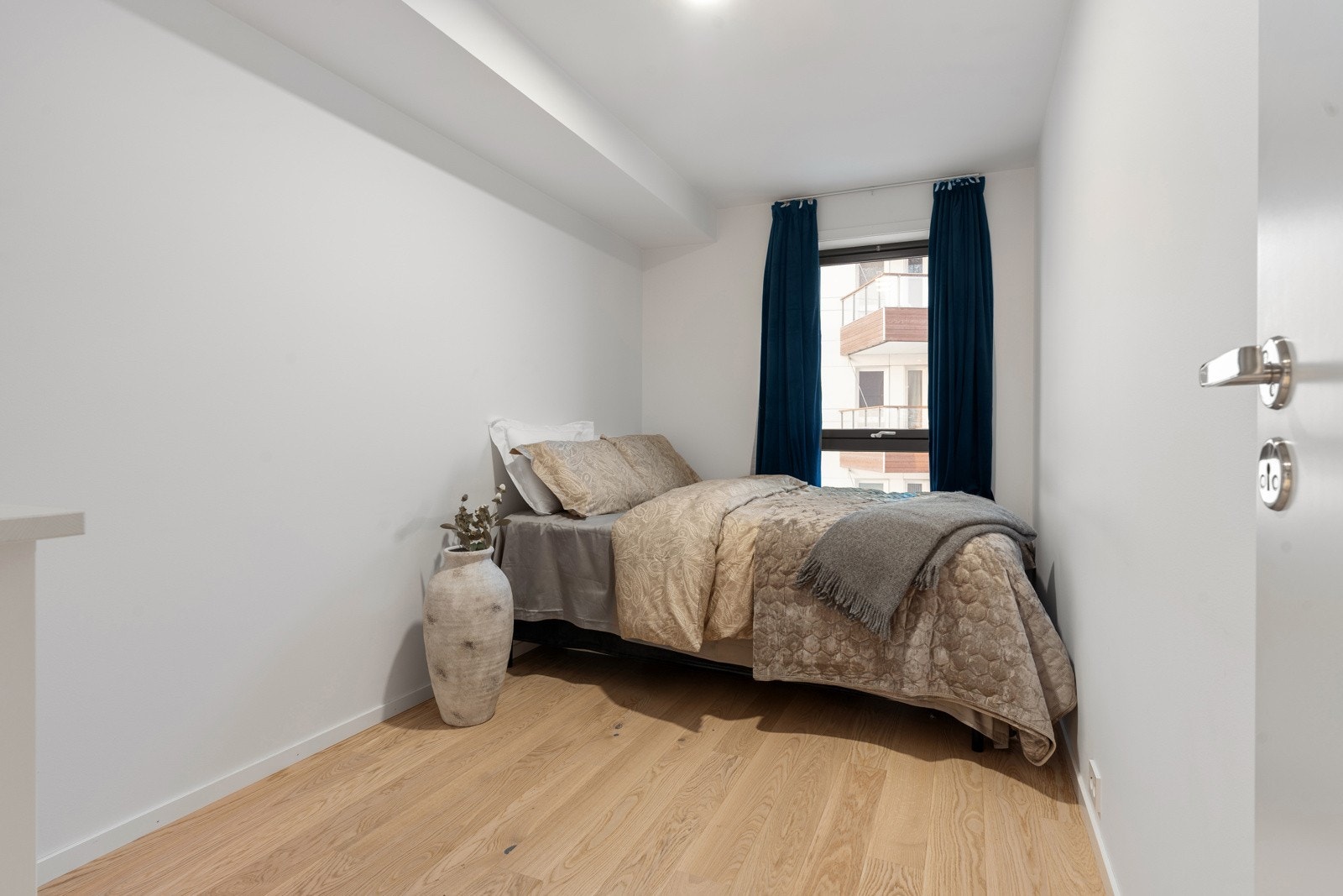 Soverom nr 2 passer utmerket som barnerom, gjesterom, hjemmekontor, etc.