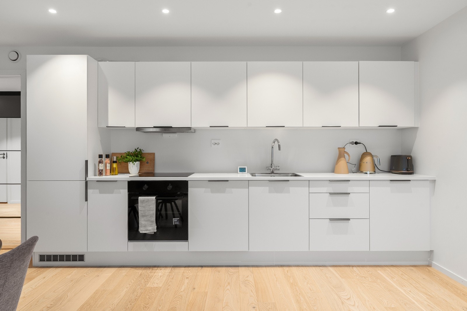 Delikat kjøkken fra kvalitetsleverandøren HTH. Glatte fronter og innredning som sikrer godt med oppbevaringsplass i over- og underskap.