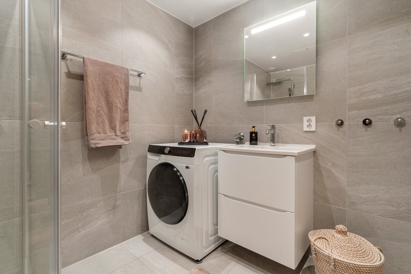 Også på badet har du delikate farge- og materialvalg samt behagelig varme i gulvet.