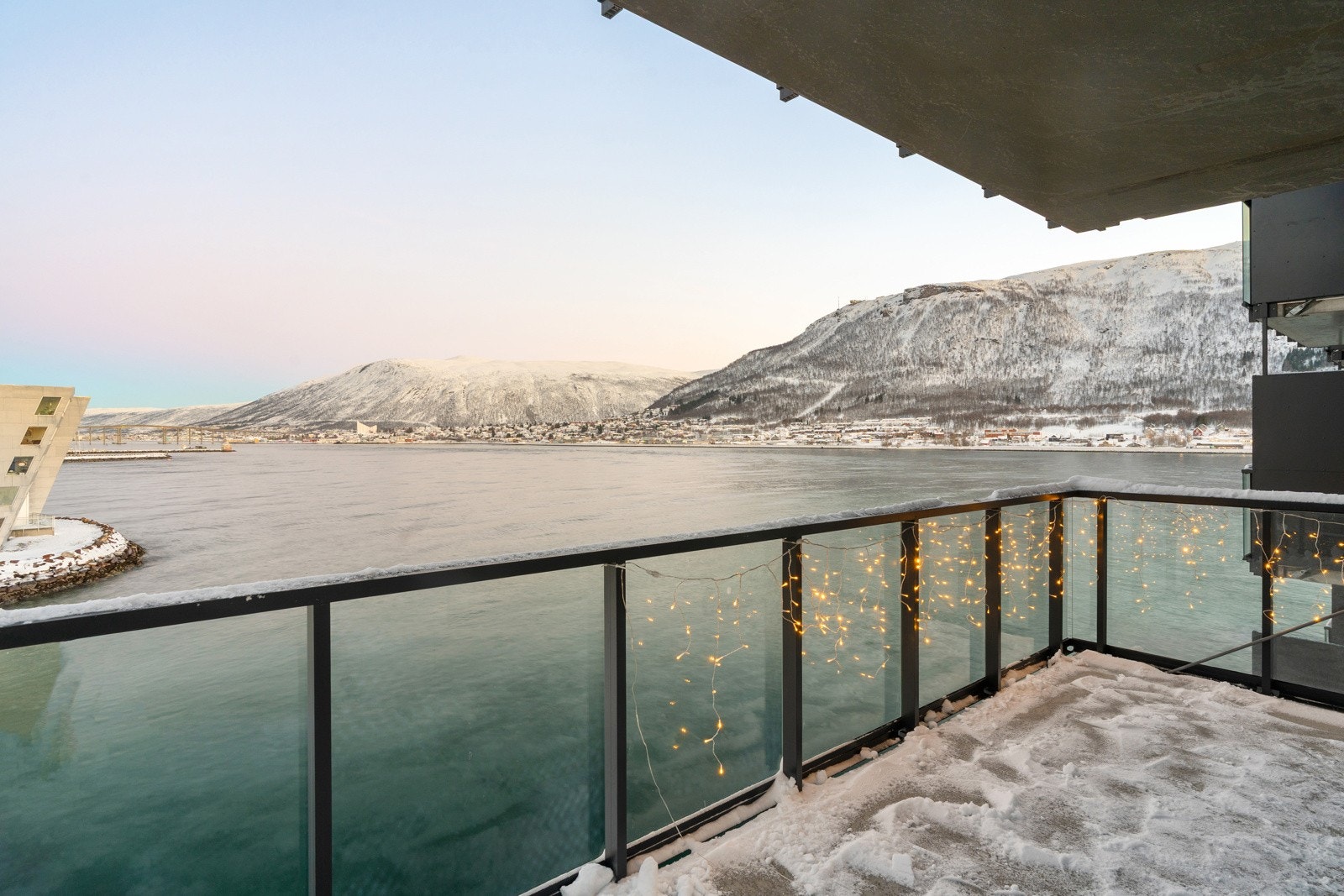 Fra stuen har du fantastisk utsikt mot Tromsøysundet, Ishavskatedralen og Fjellheisen m.m.