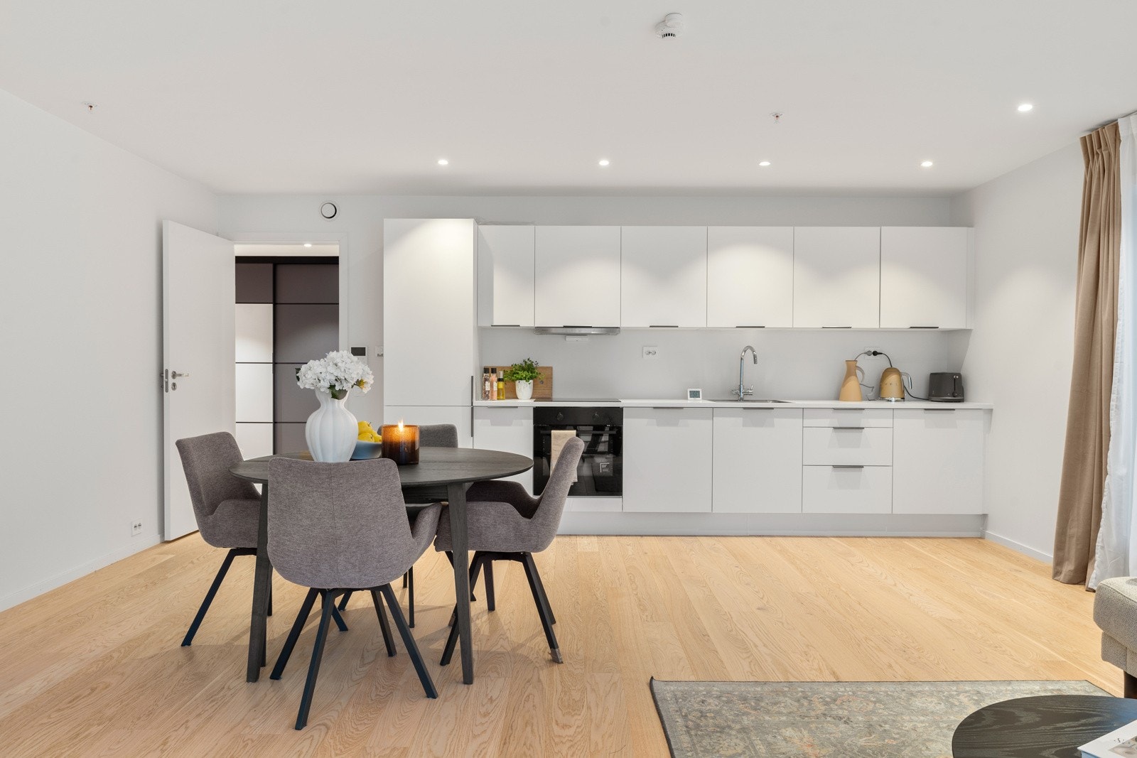 Spisebordet har sin naturlige plass i nærheten av kjøkkenet.