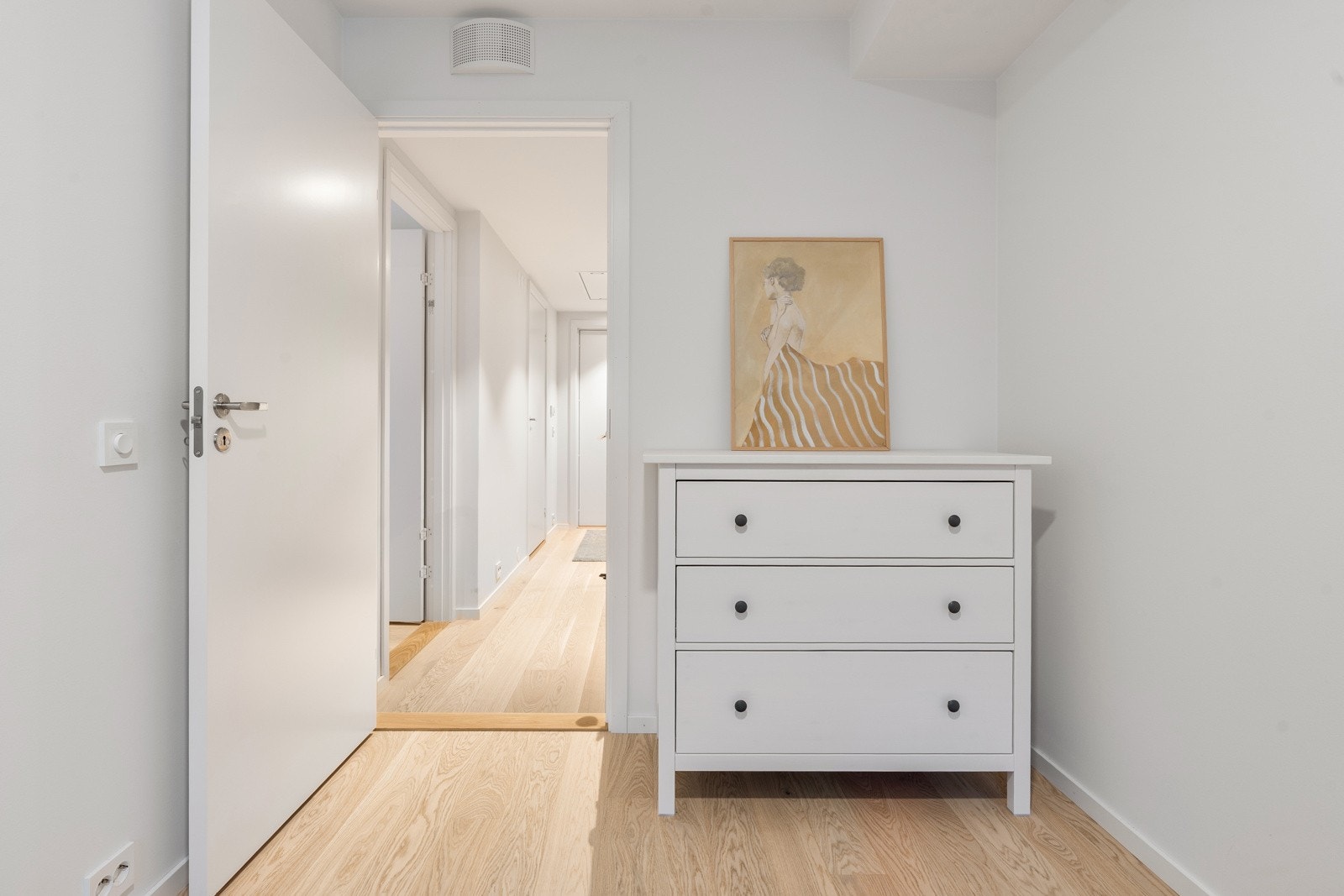 Leiligheten er oppført i 2024, og holder gjennomgående pen og god nybyggstandard.