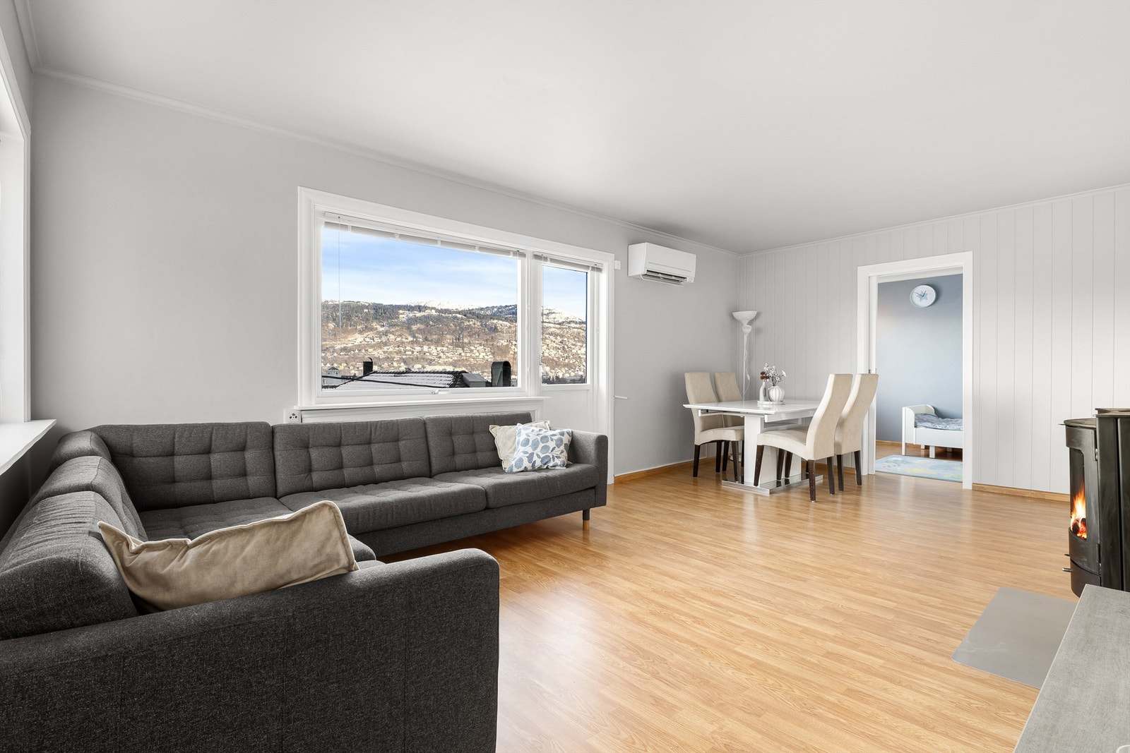 Meget stor stue med store vindusflater som slipper inn rikelig med dagslys. Galleribilde