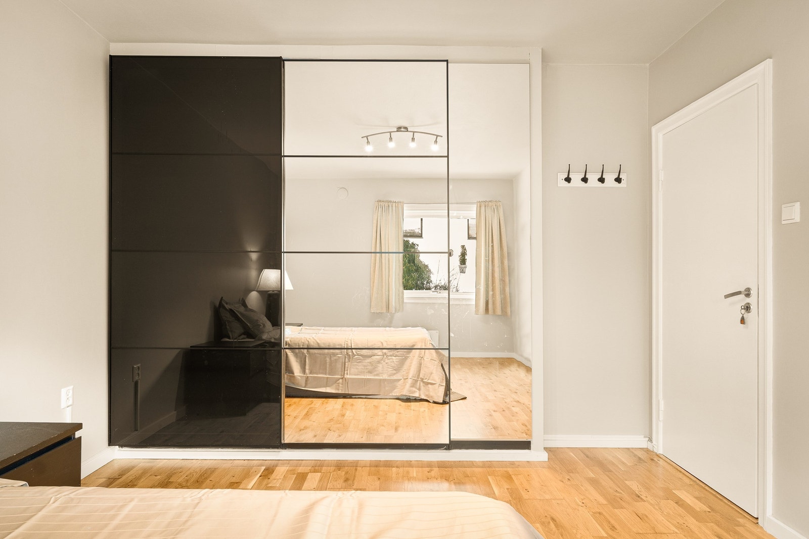 Hovedsoverommer er av meget god størrelse med innebygd garderobeskap. Galleribilde