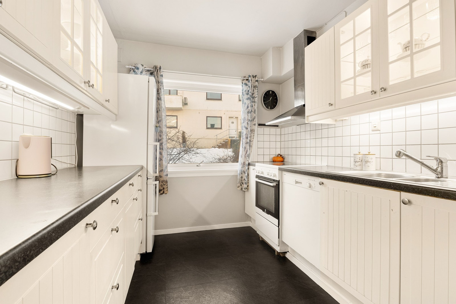 Lyst og fint kjøkken, her er det rikelig med skapplass. Galleribilde