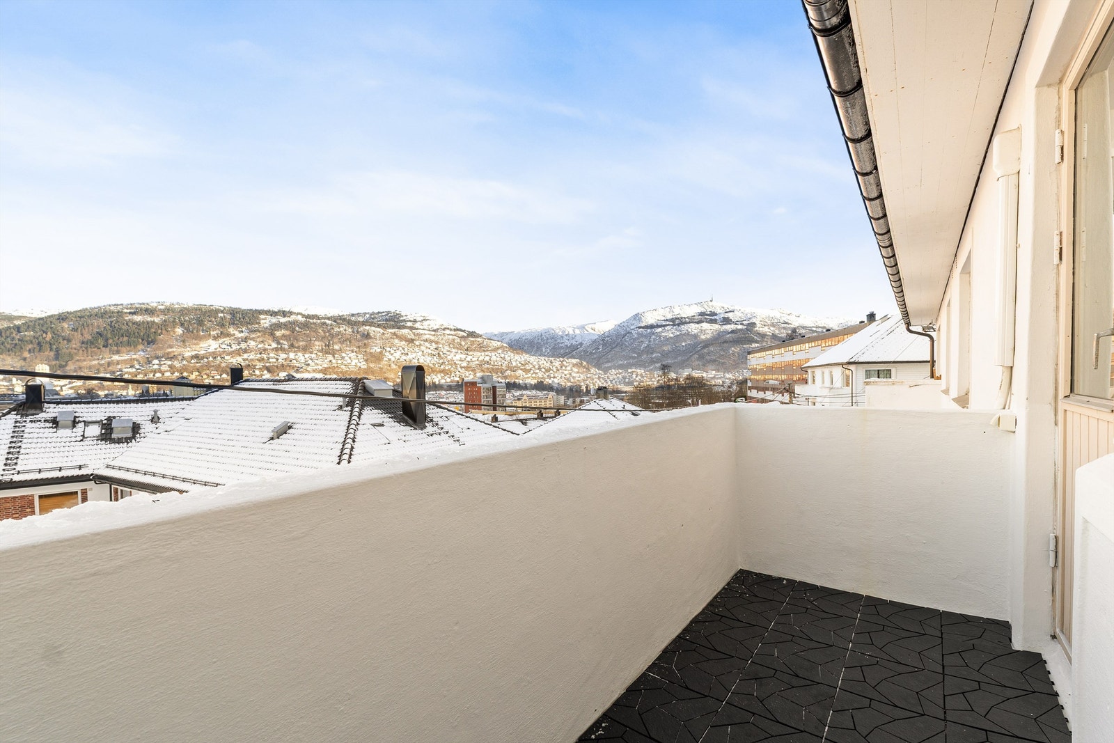 Her kan du nyte utsikten både i vinter og sommer tider. Galleribilde