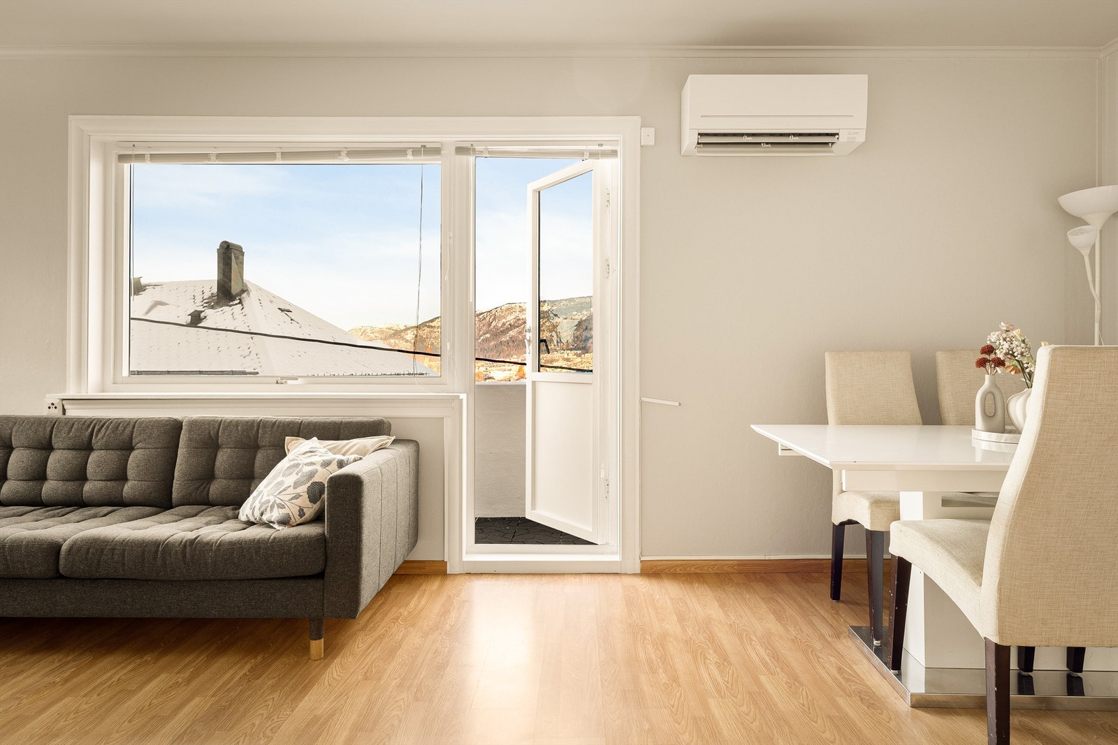 Fra stuen har du tilgang til balkongen som har en fantastisk utsikt utover byfjorden. Galleribilde