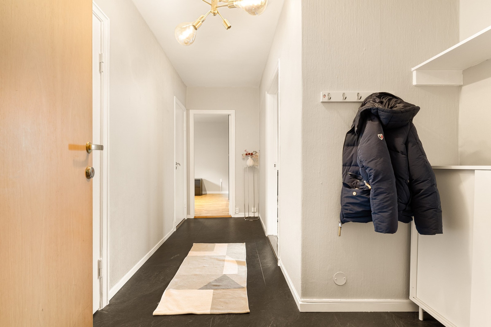 Under laminaten ligger et flott tregulv i gangen, her er det mulig å fjerne laminaten for å få tilbake tregulvet. Galleribilde