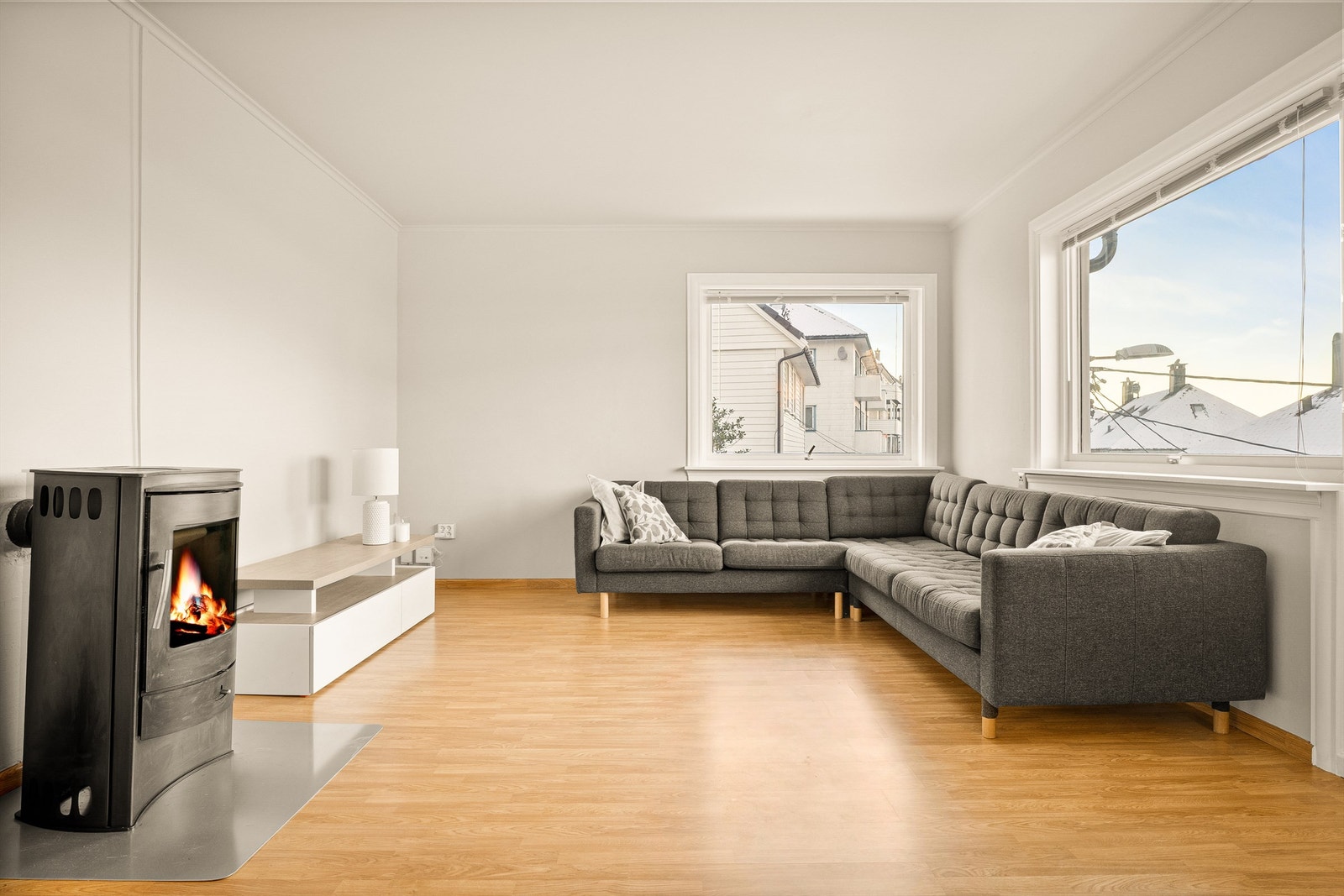 Lys og koselig stue med ved ovn. Perfekt for vintersesongen. Galleribilde