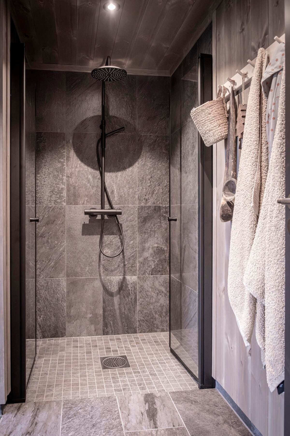 På hovedplan er det 2 bad. Vegger leveres nå flislagt.
Foto fra en tilsvarende spesialtilpasset hytte Galleribilde