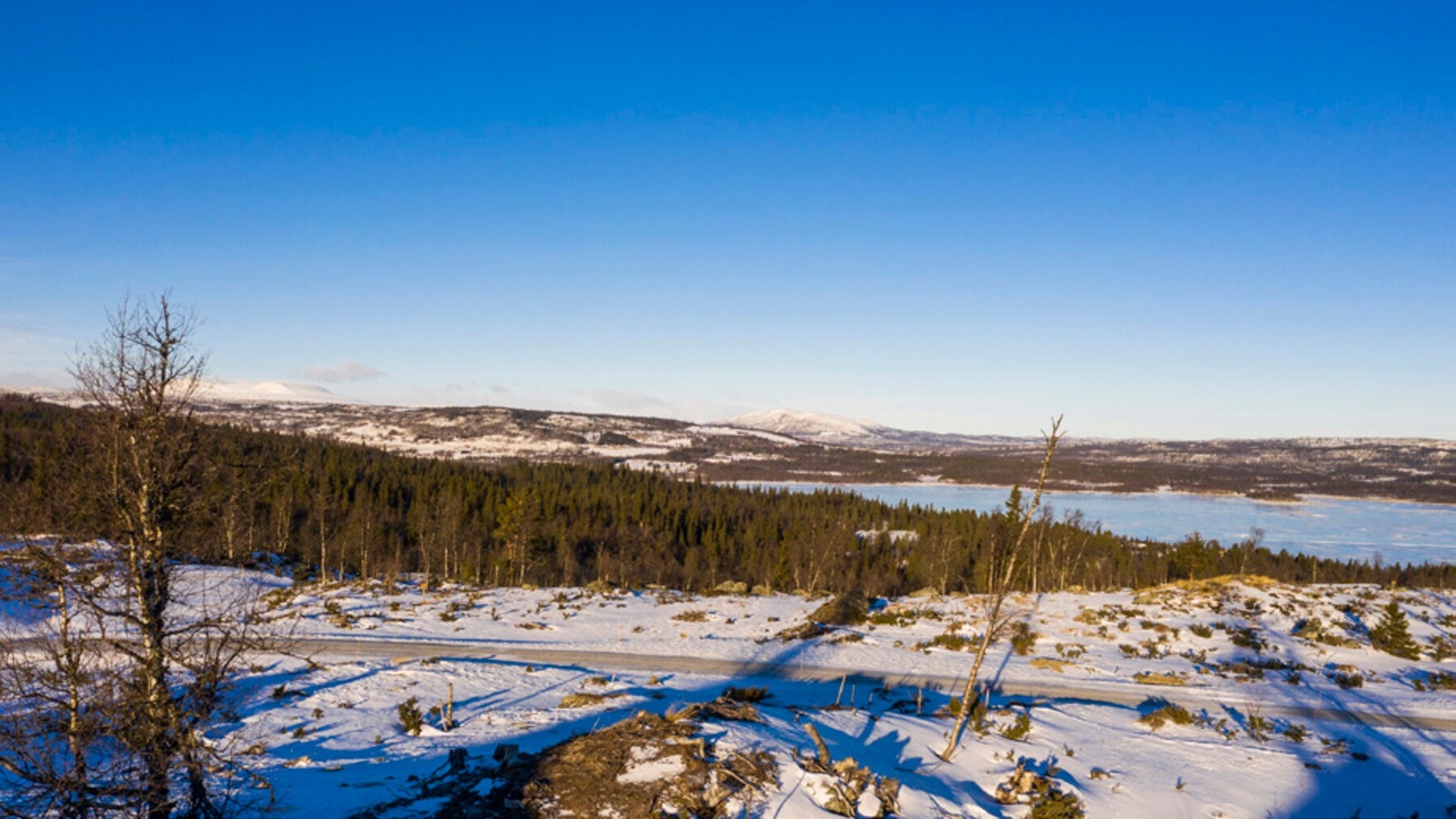 Foto fra tomtene med utsikt mot både Hemsedalsfjella, Jotunheimen,Valdresfjella og Tisleifjorden Galleribilde