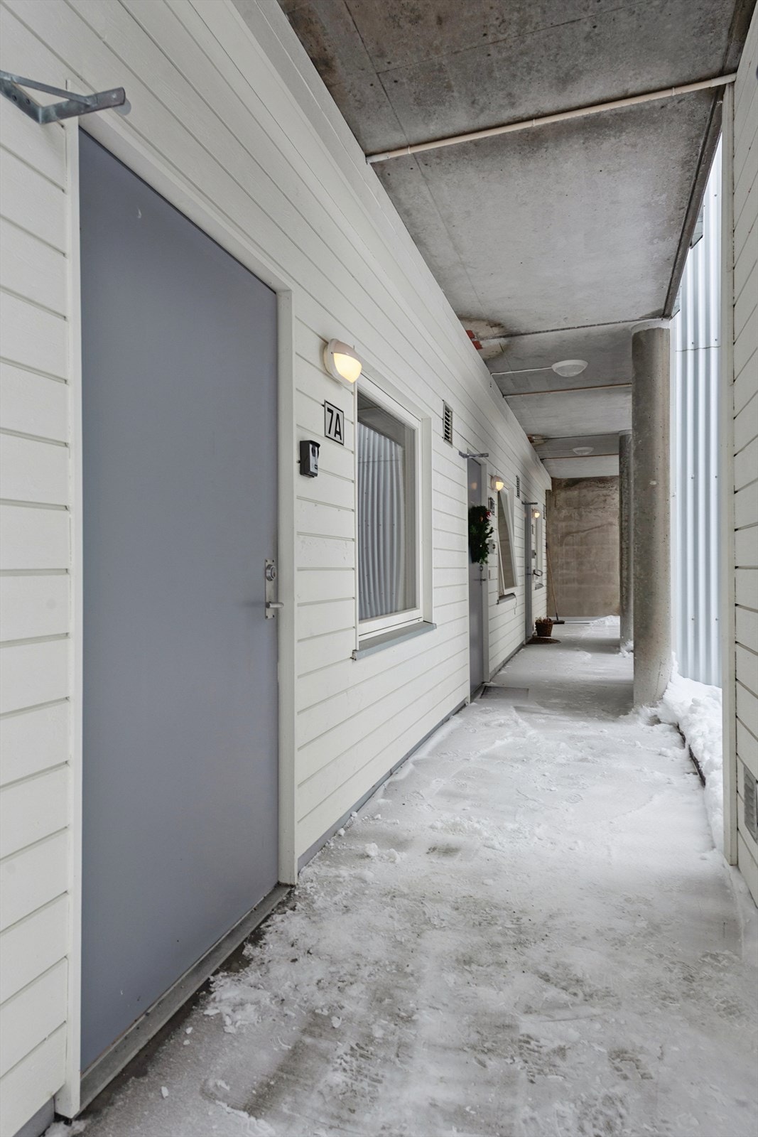 Boligen ligger over populære Vågsenteret, sentralt i Ytre Enebakk. Her kan man bare ta heisen rett ned til Vågsenteret med mange forskjellige servicetilbud som Rema 1000, apotek, vinmonopol, frisør, kafé, mv. Galleribilde