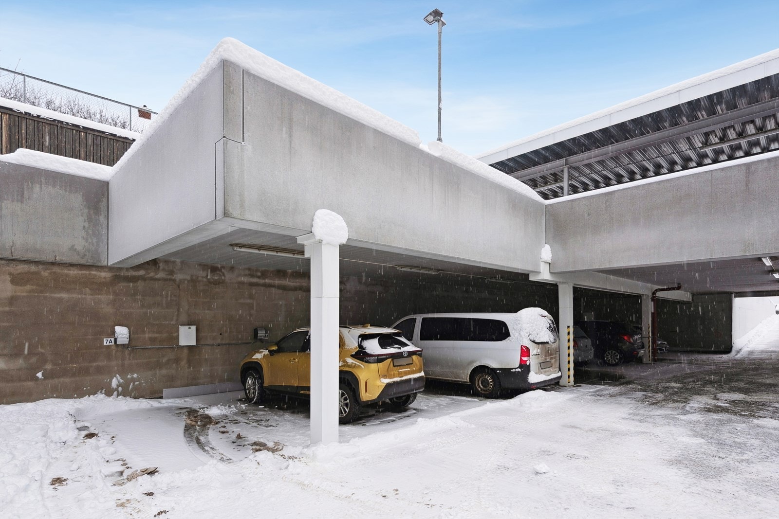 Tilhørende parkering i carport. Ellers parkering på anviste gjesteplasser. Galleribilde