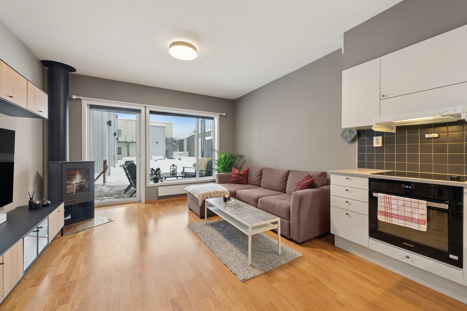 Stuen har store vindusflater som slipper inn rikelig av naturlig lys. Galleribilde