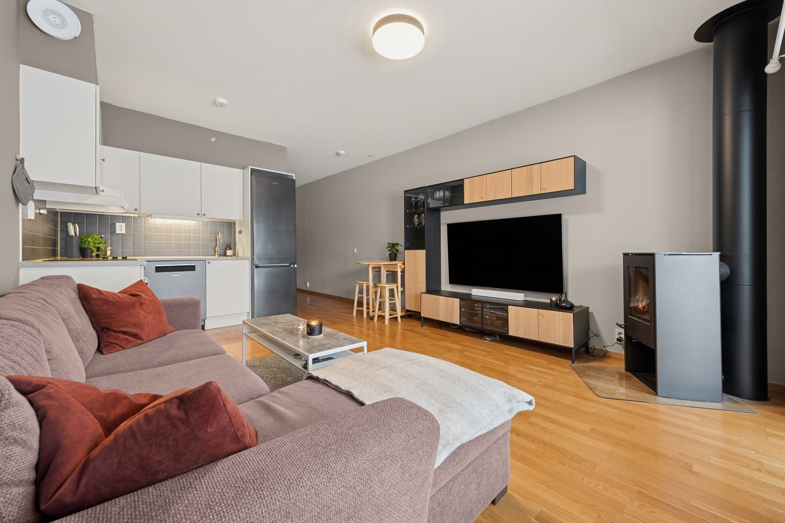 I stuen er det montert en vedovn, som både varmer godt og skaper hygge. Denne er ekstra fin og ha på de litt kjøligere dagene. Galleribilde