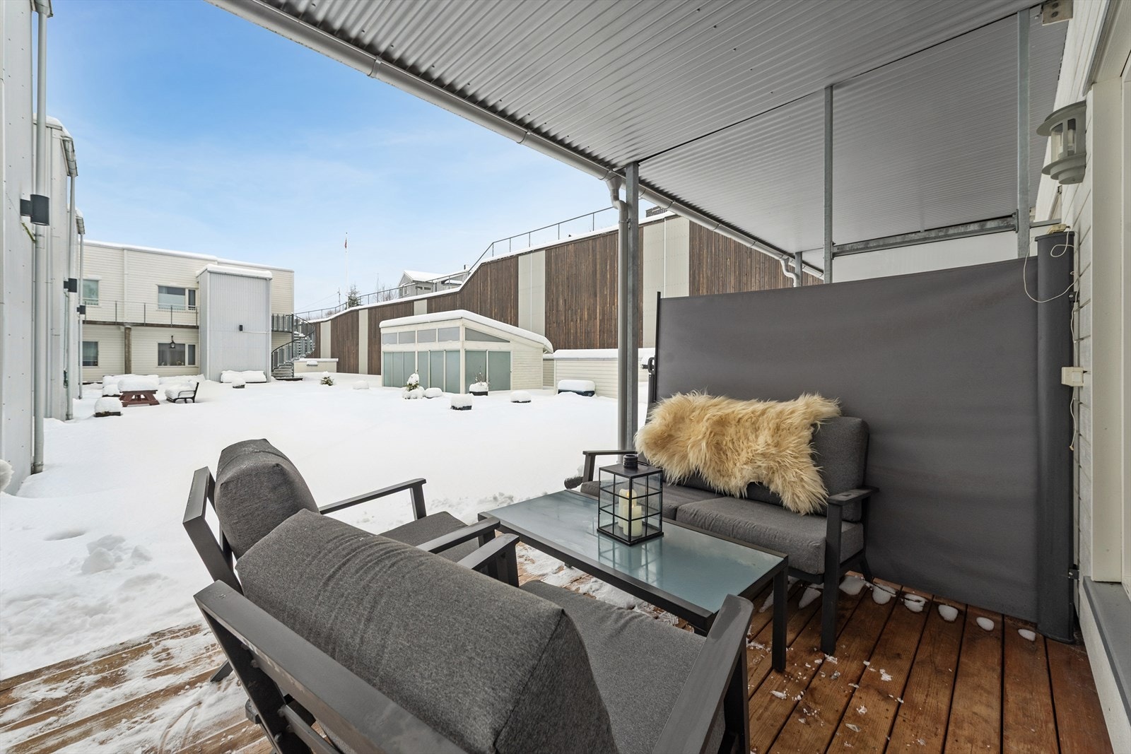 Terrassen er på ca. 12 kvm og er vendt mot vest, så her kan virkelig solen nytes. Galleribilde