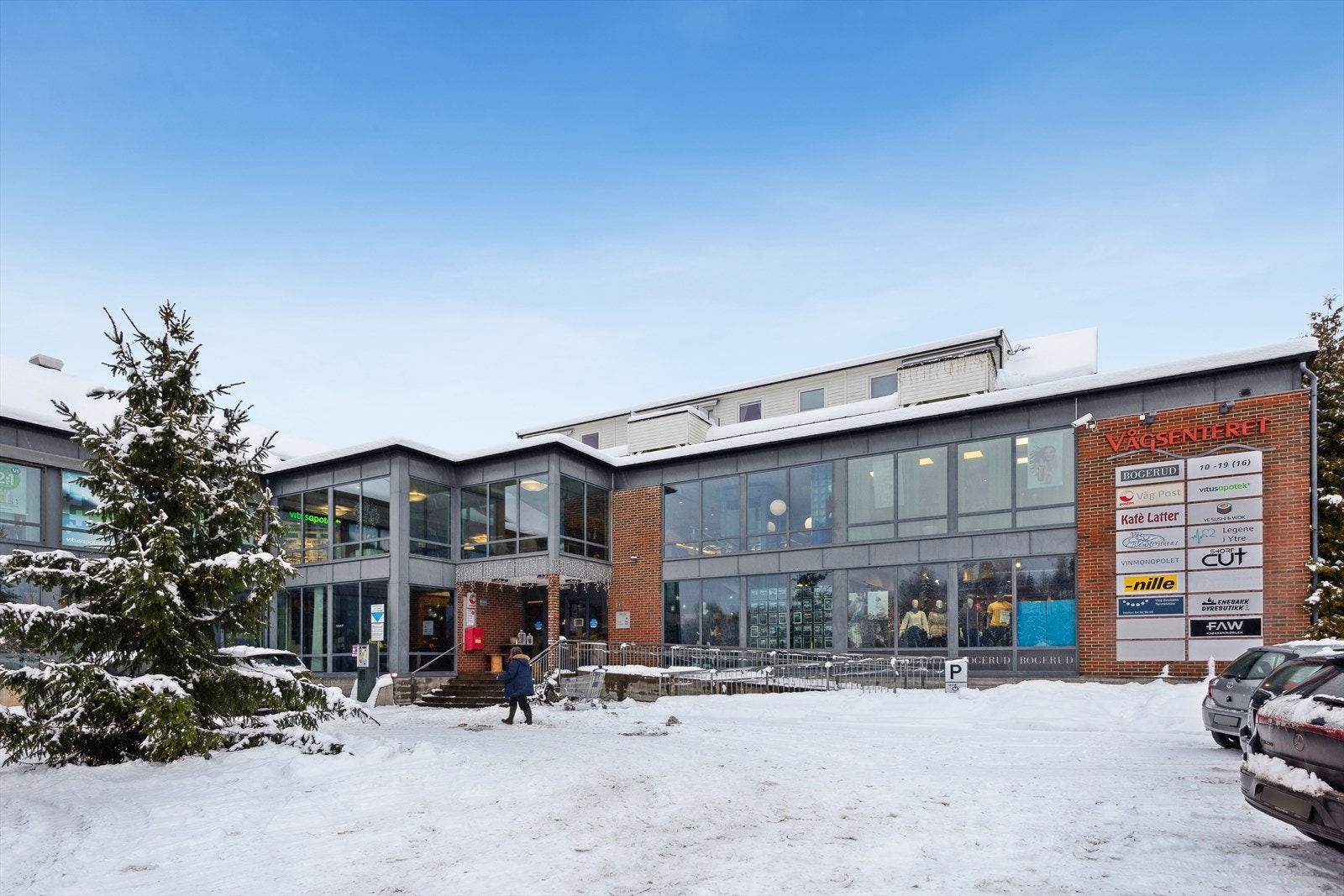 Boligen har en meget sentral og praktisk beliggenhet over Vågsenteret som har 14 forretninger under samme tak. Galleribilde
