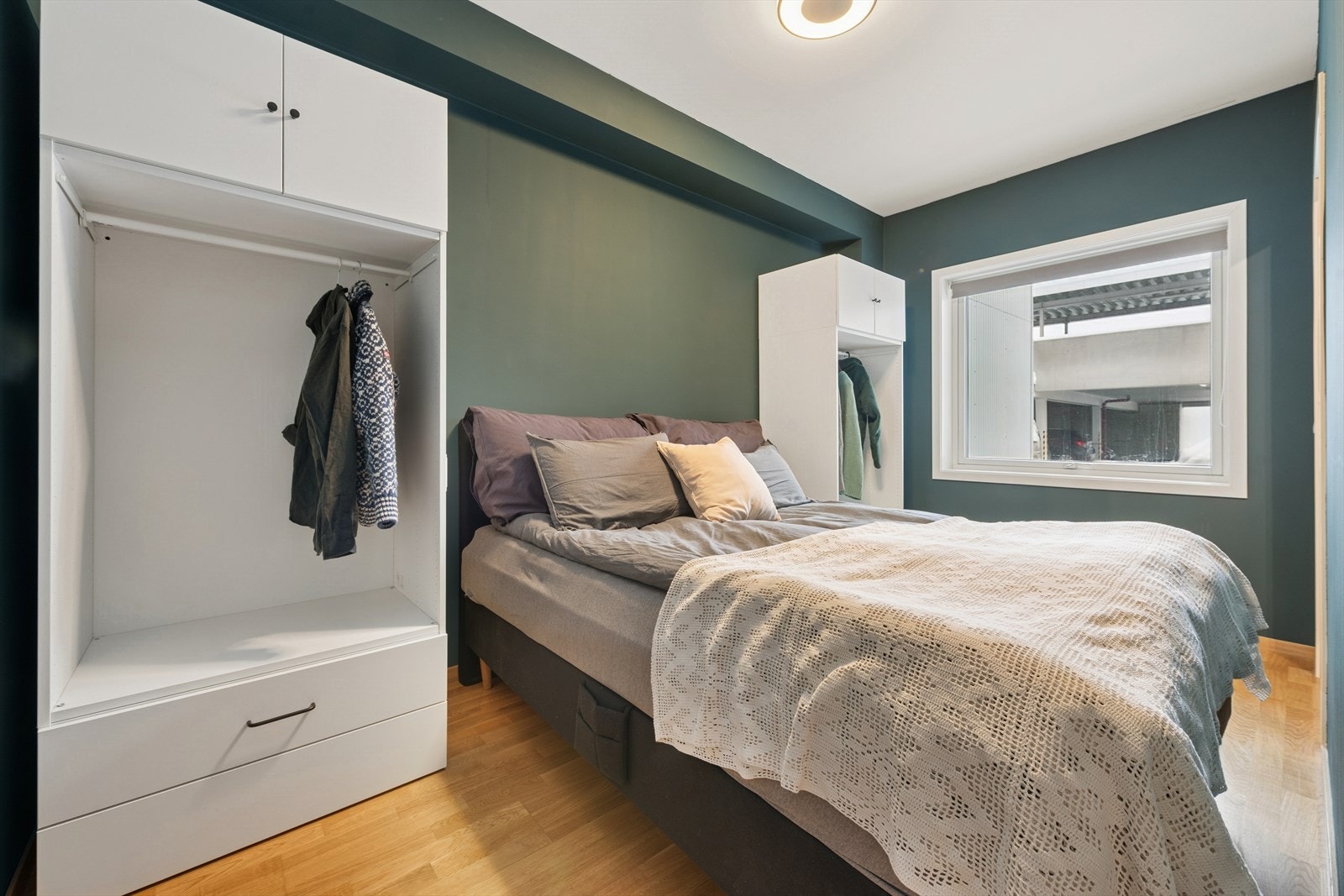 Soverommet er av god størrelse med plass til både dobbeltseng og tilhørende møblement. Galleribilde