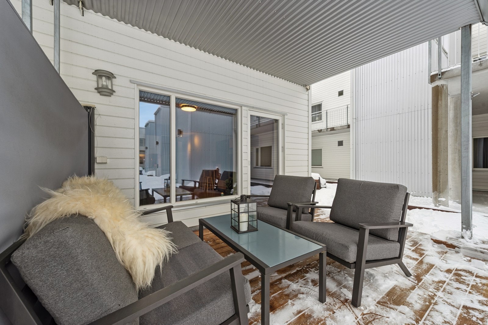 Det er god plass til en trivelig sittegruppe og grill. Galleribilde