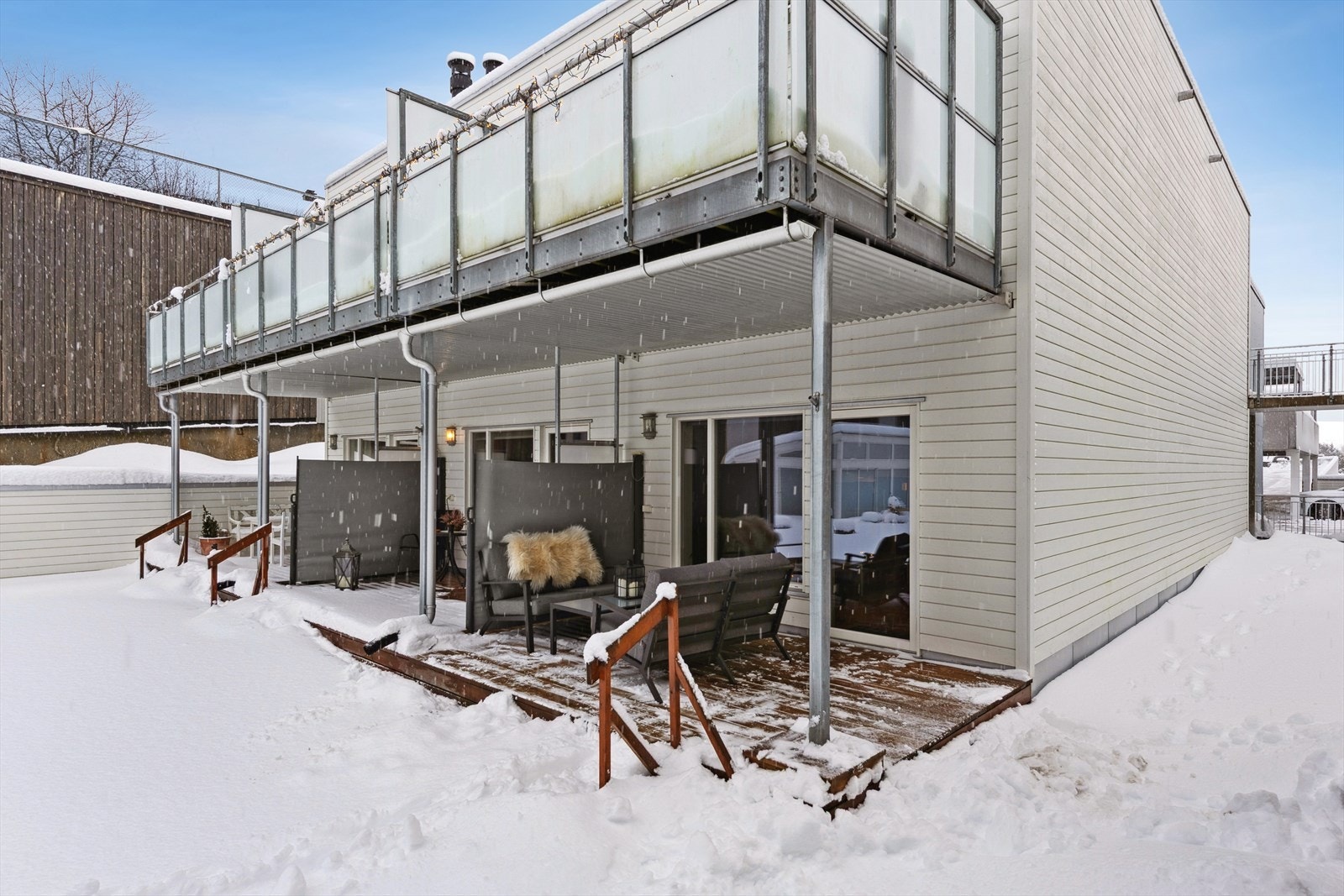 Terrassen er takoverbygget, og det er montert stikkontakt og belysning på veggen. Galleribilde