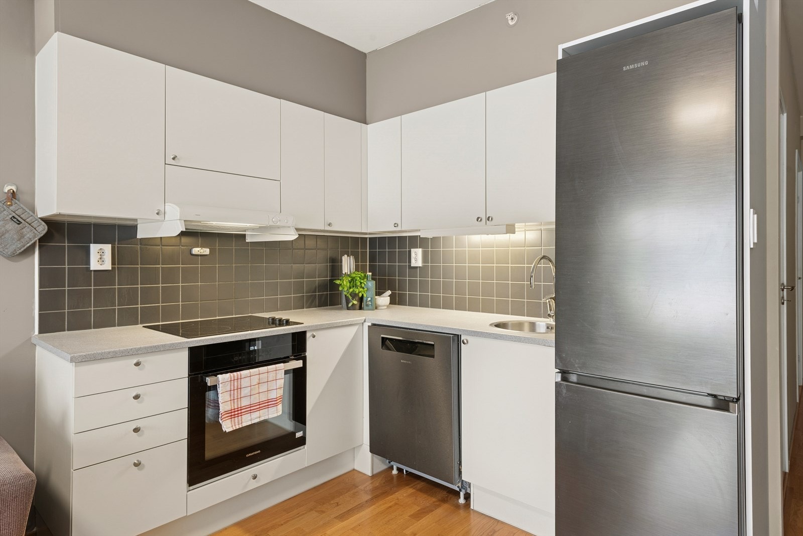 et er montert belysning og det er lagt fliser på veggen mellom over- og underskap. Kjøkkenet er i tillegg utstyrt med komfyrvakt. Det er godt med skap og benkeplass. Her kan du lage mange gode måltider. Galleribilde