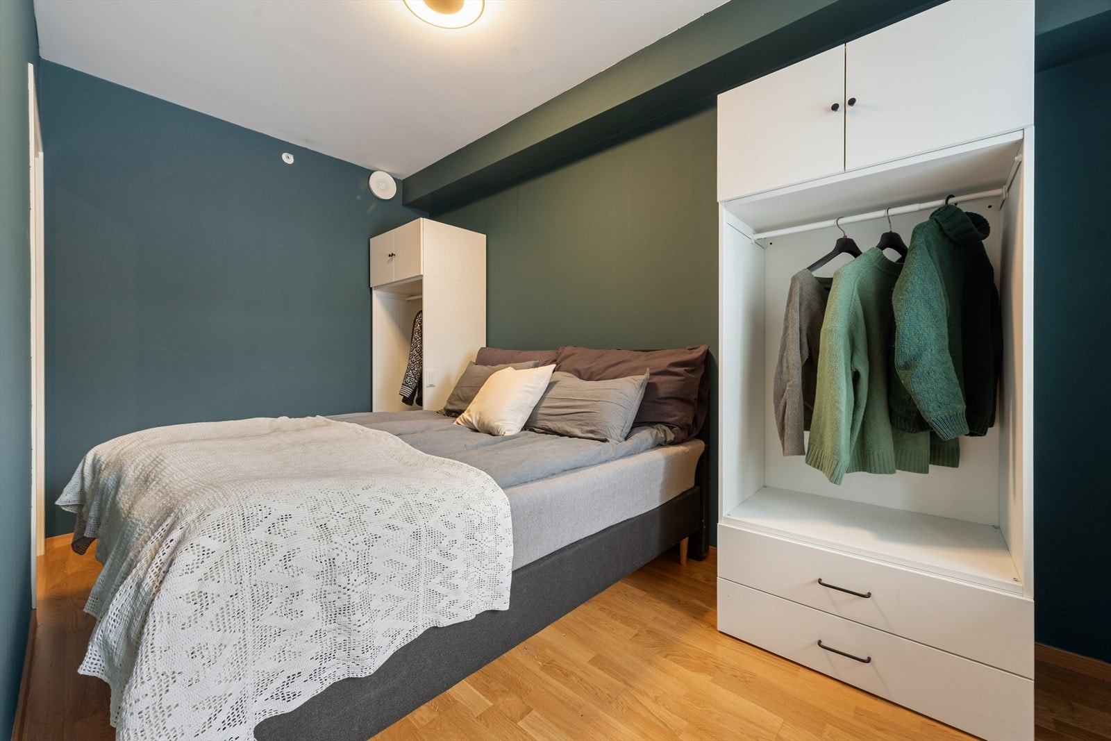 Det er også god plass til garderobeskap for oppbevaring. Galleribilde