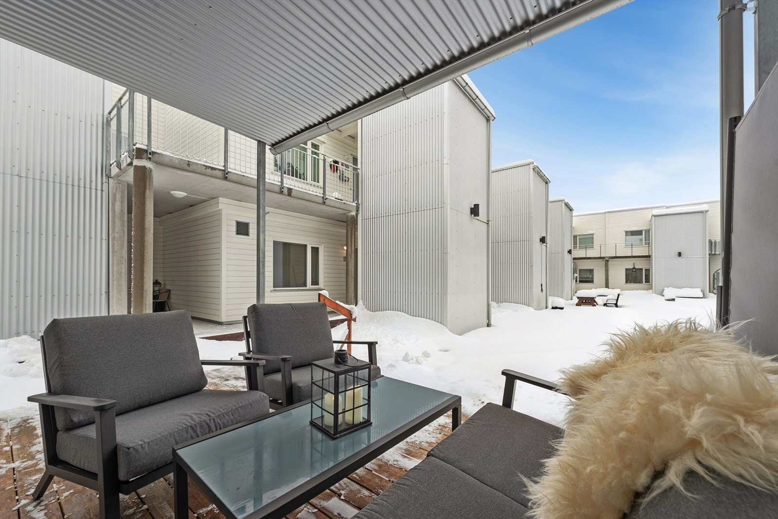 Koselig terrasse med adkomst fra stue. Hyggelig utsyn utover sameiets fellesområder. Galleribilde