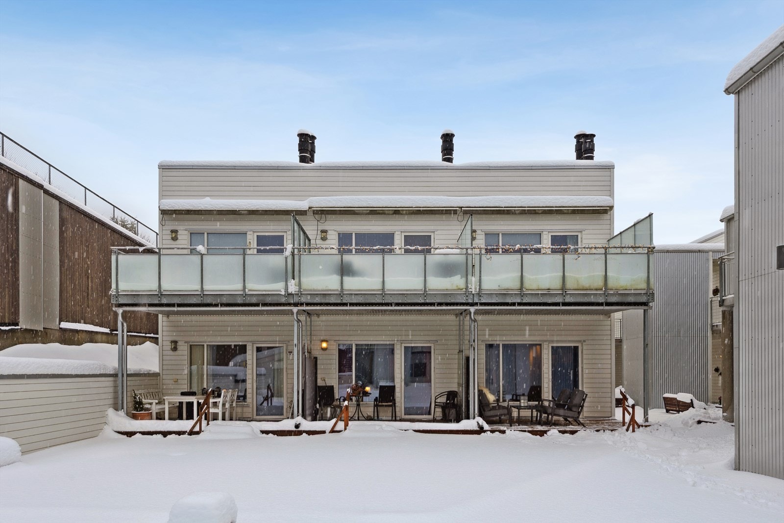 Området er rolig og barnevennlig, med kort vei til Østmarka. Nærmeste dagligvarehandel er Rema 1000, rett under leiligheten, og Kiwi i Østmarkskollen. Området byr på offentlig kommunikasjon via buss. Galleribilde