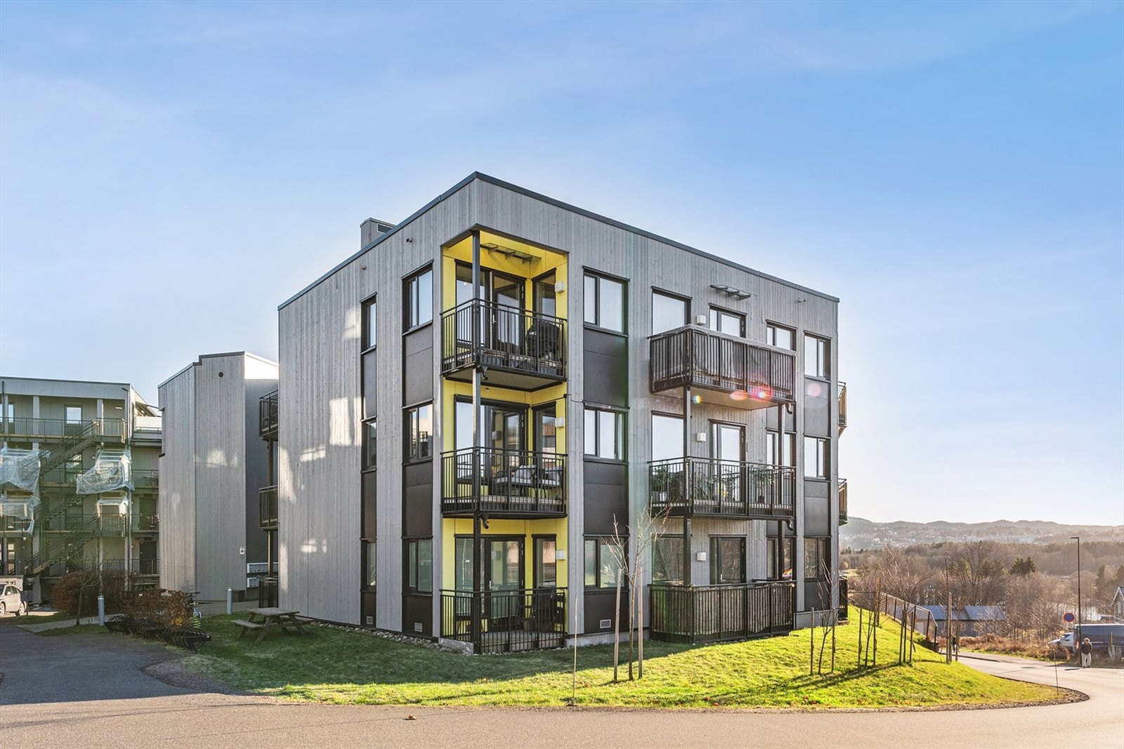 Leiligheten er beliggende i et sentralt boligområdet på Kjeller. Galleribilde