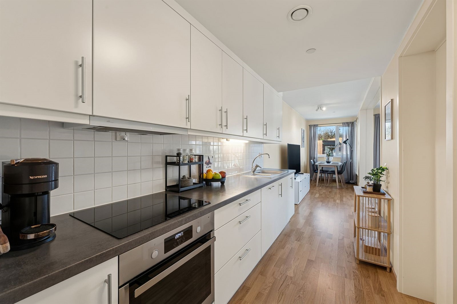 På kjøkkenet medfølger det komfyr, platetopp og oppvaskmaskin. Galleribilde