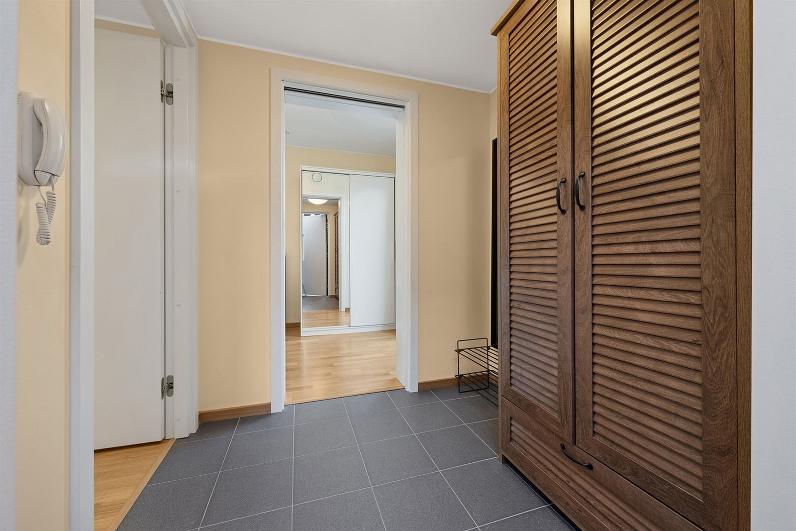 Innbydende gang med plass til å henge fra seg yttertøy. Galleribilde