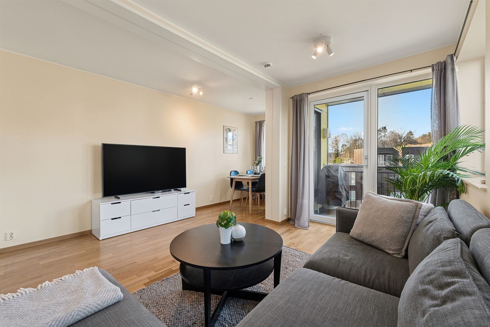 Fra stuen har du adkomst til en terrasse som gir utsikt over nærområdet. Galleribilde