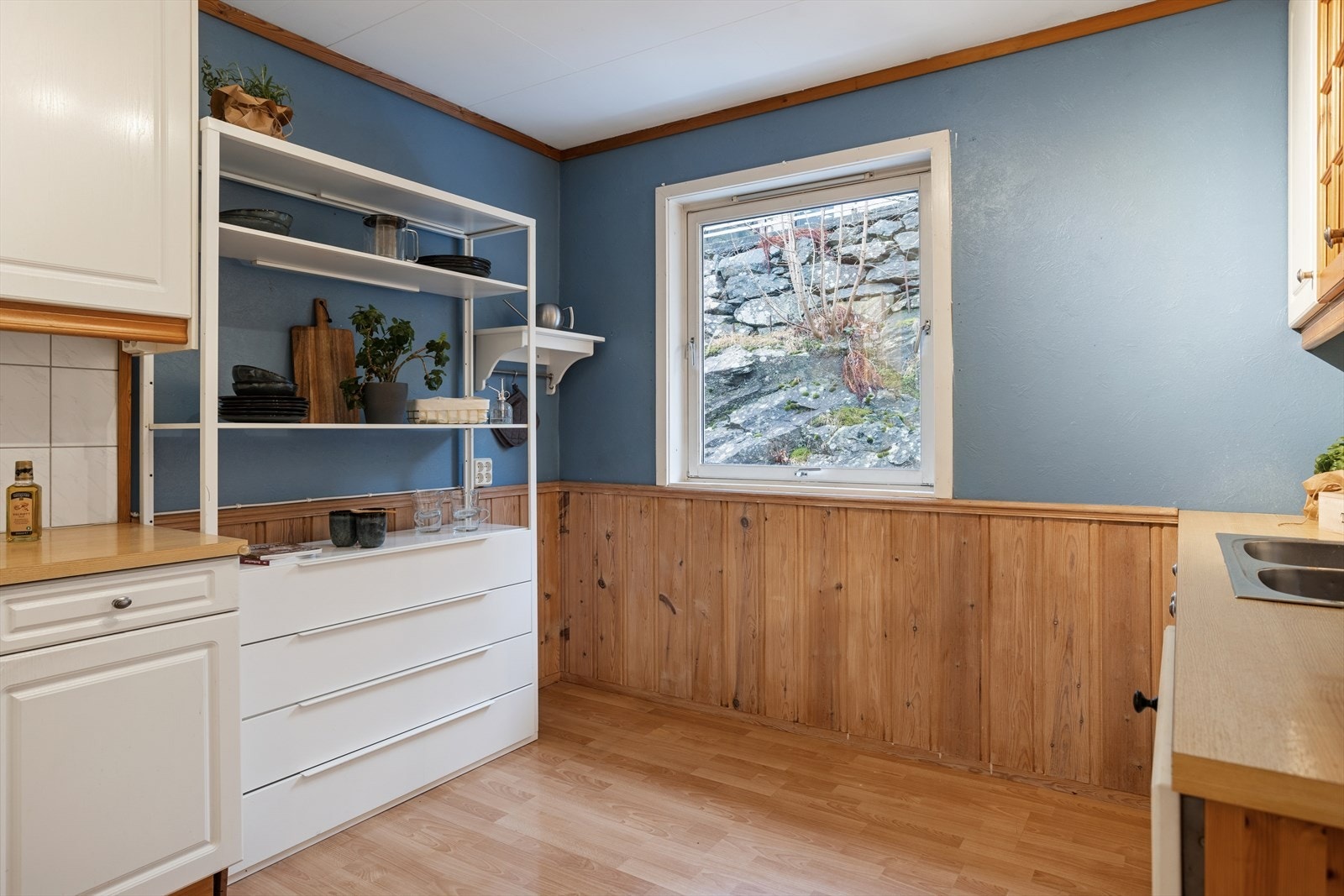 Kjøkkenet har plass til kjøkkenbord og stoler hvis det er ønskelig. Galleribilde