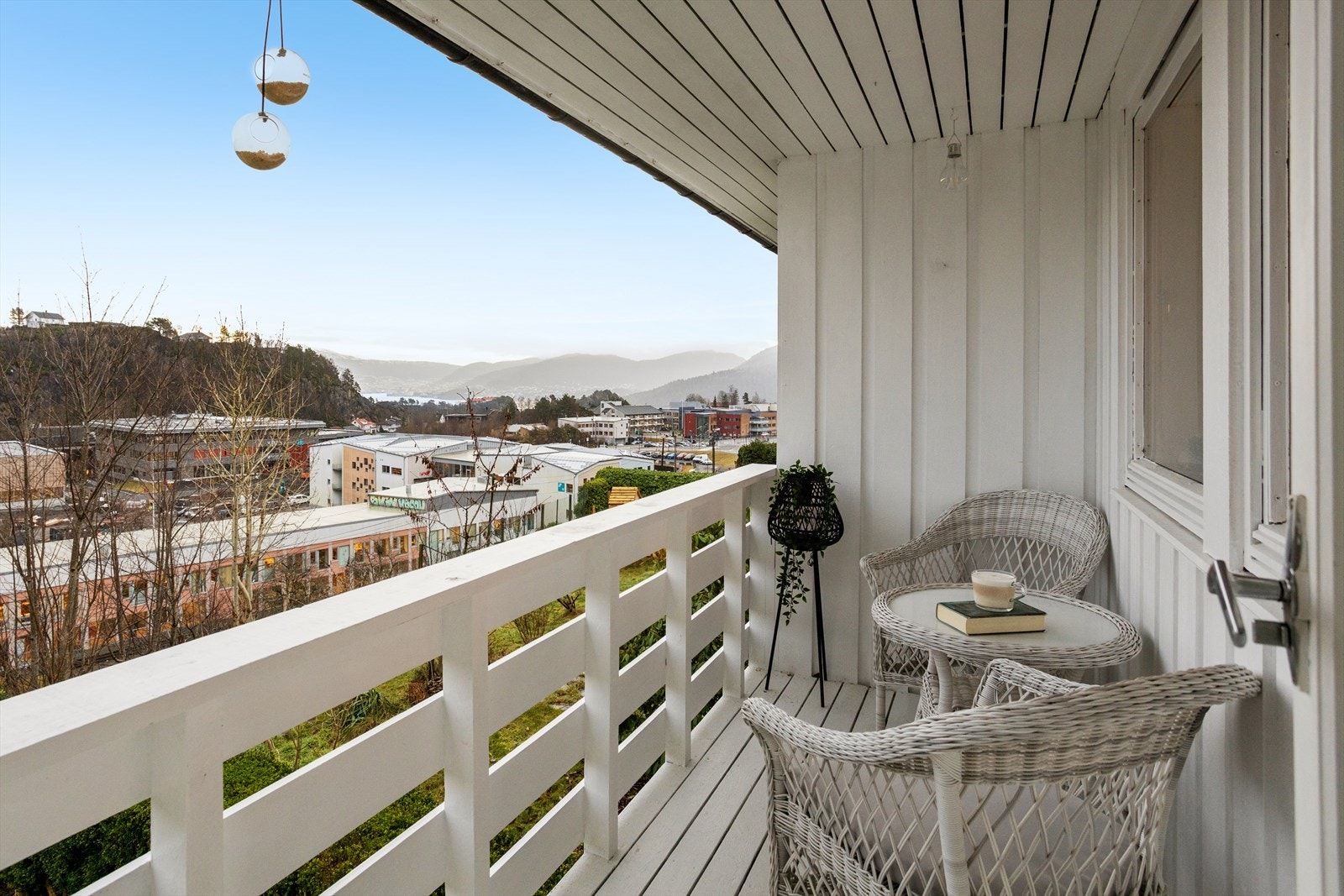 Balkong med fin utsikt over nærområdet og med "sjøgløtt" mot Byfjorden Galleribilde