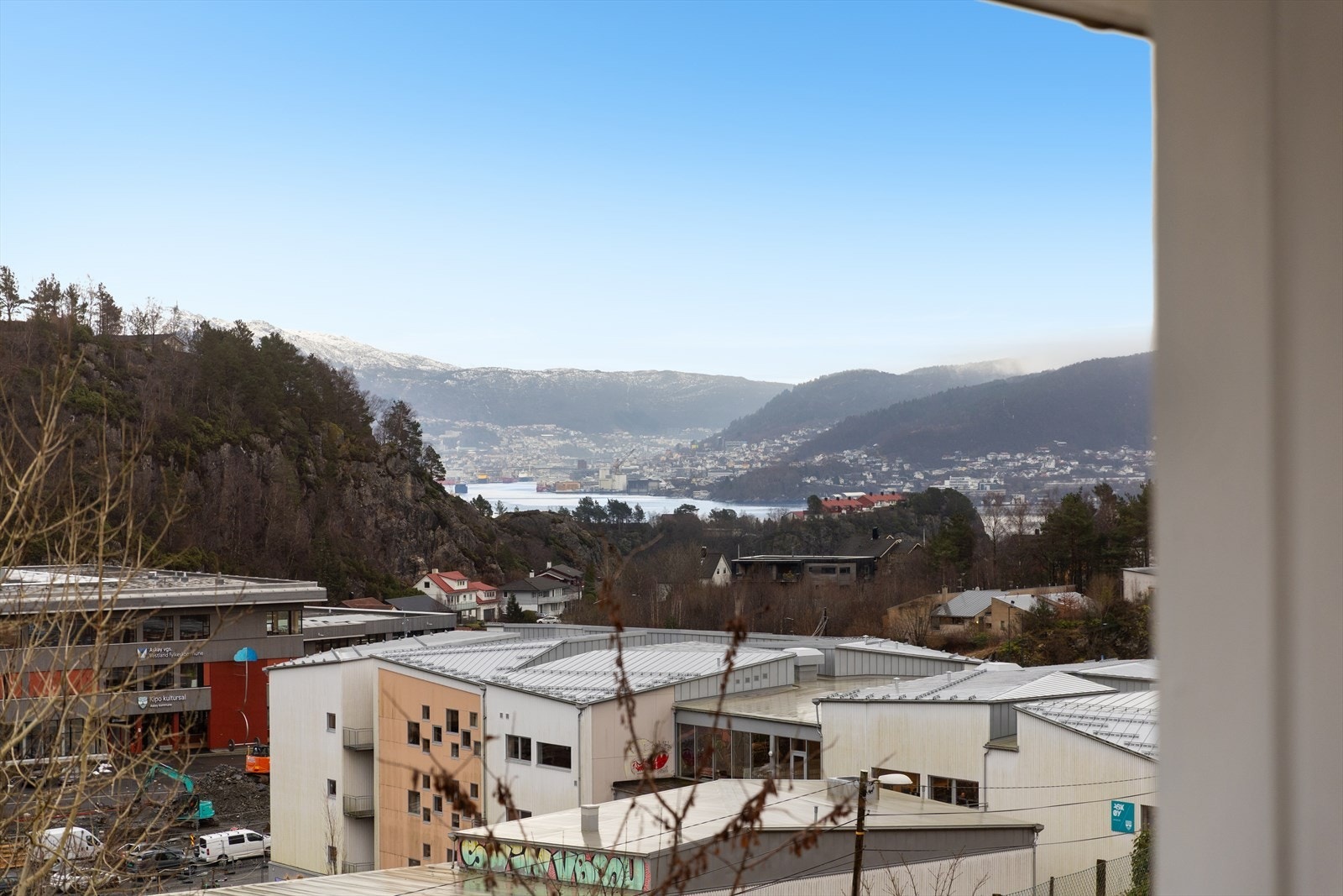 Sjøgløtt til Byfjorden fra stue og balkong. Galleribilde