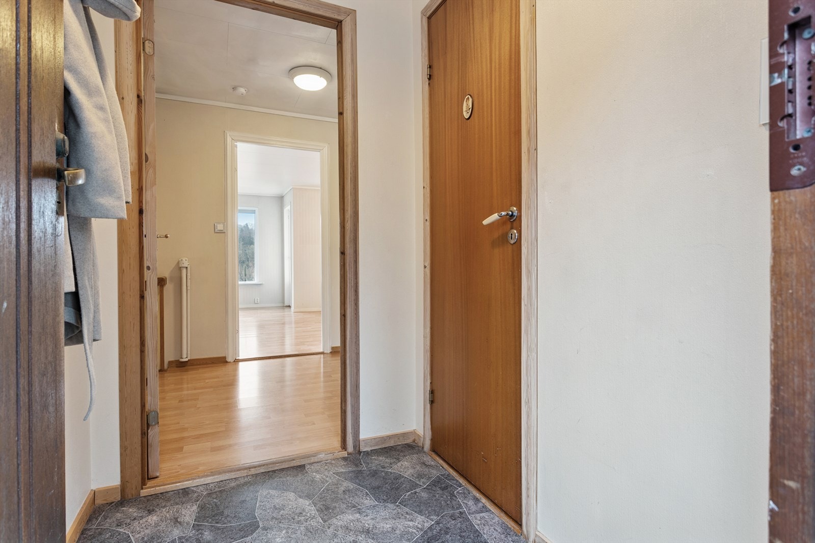 Praktisk med eget wc-rom i tilknytning til gang. Wc -rom til høyre i bilde. Galleribilde