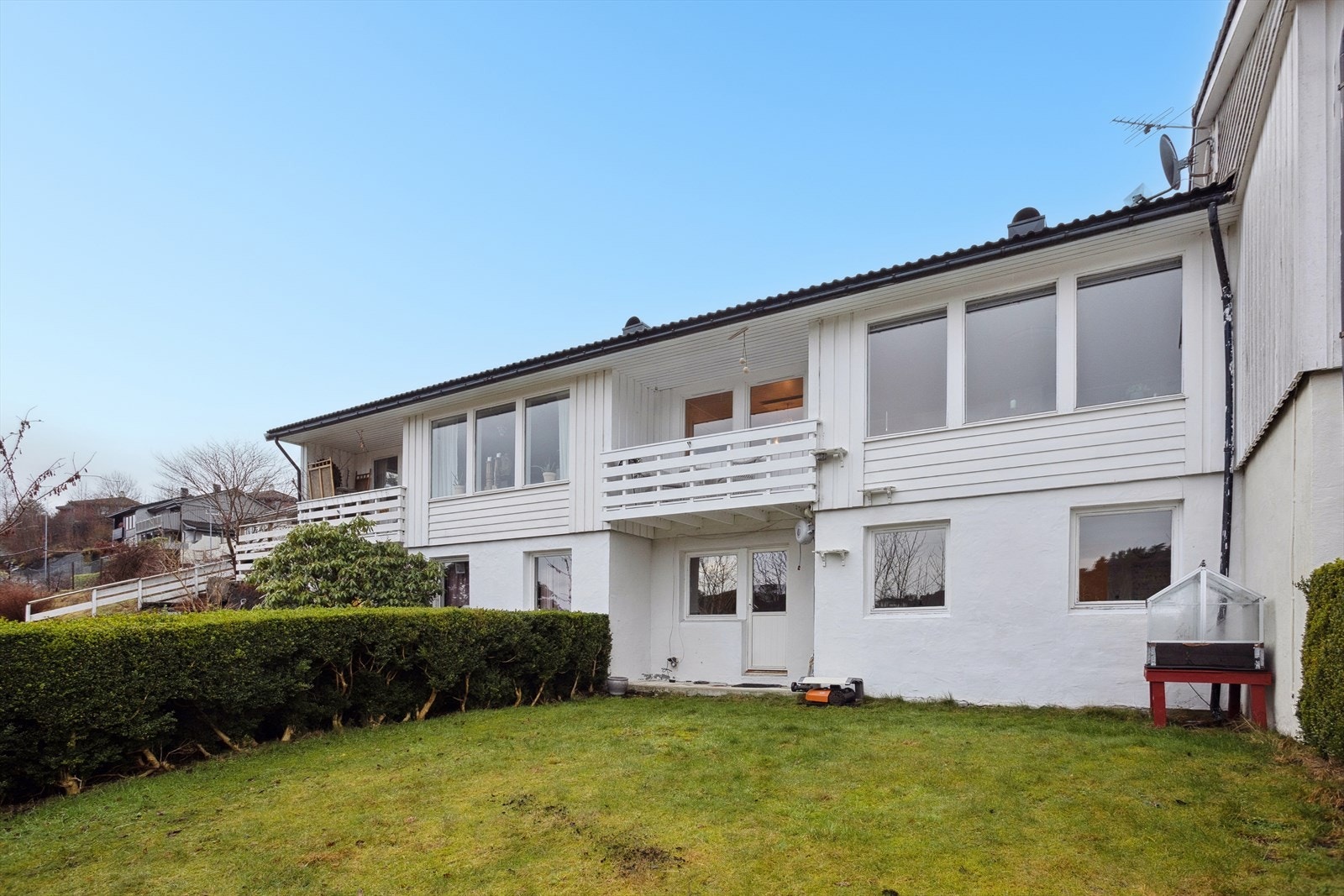 Opparbeidet eiende tomt på ca 215 kvm med god plass til lek og morro. Galleribilde