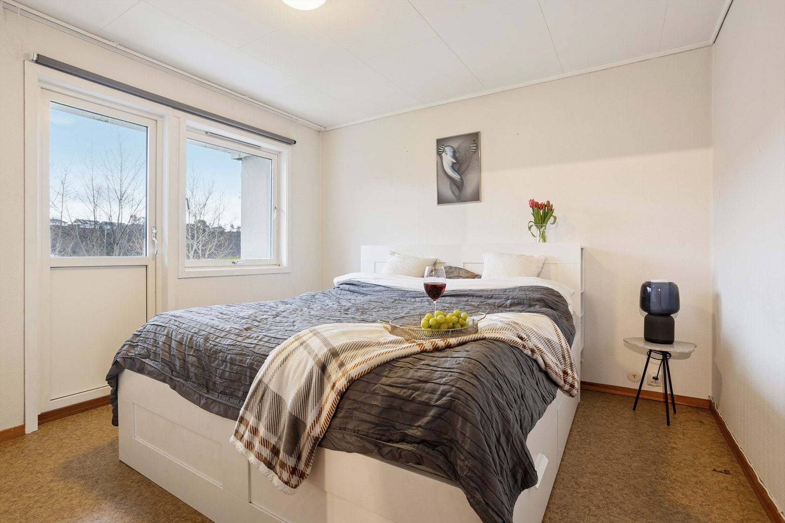 Hoved soverommet har egen utg. til hage. Galleribilde