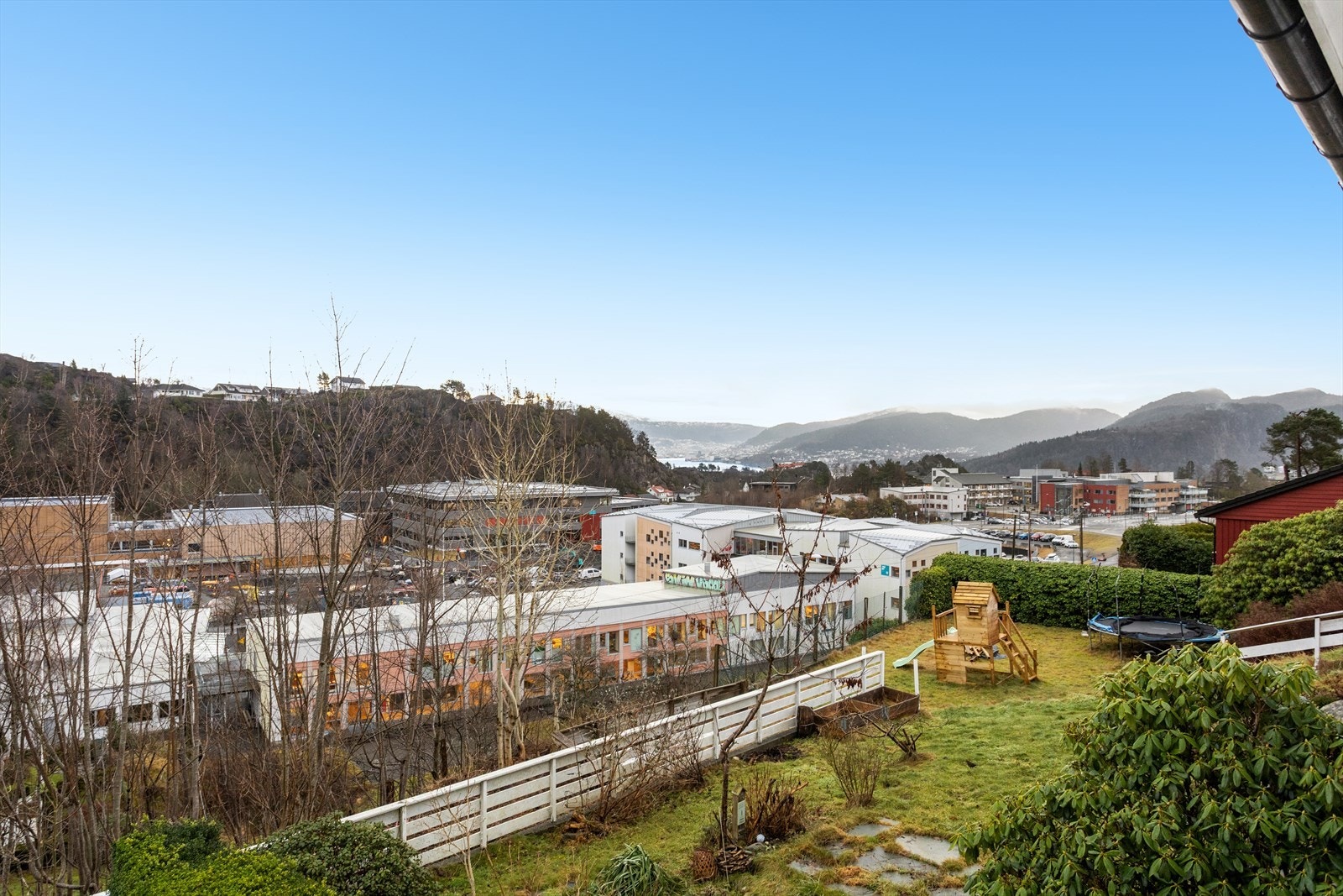 Fin utsikt over nærområde og litt "sjøgløtt" er det også Galleribilde