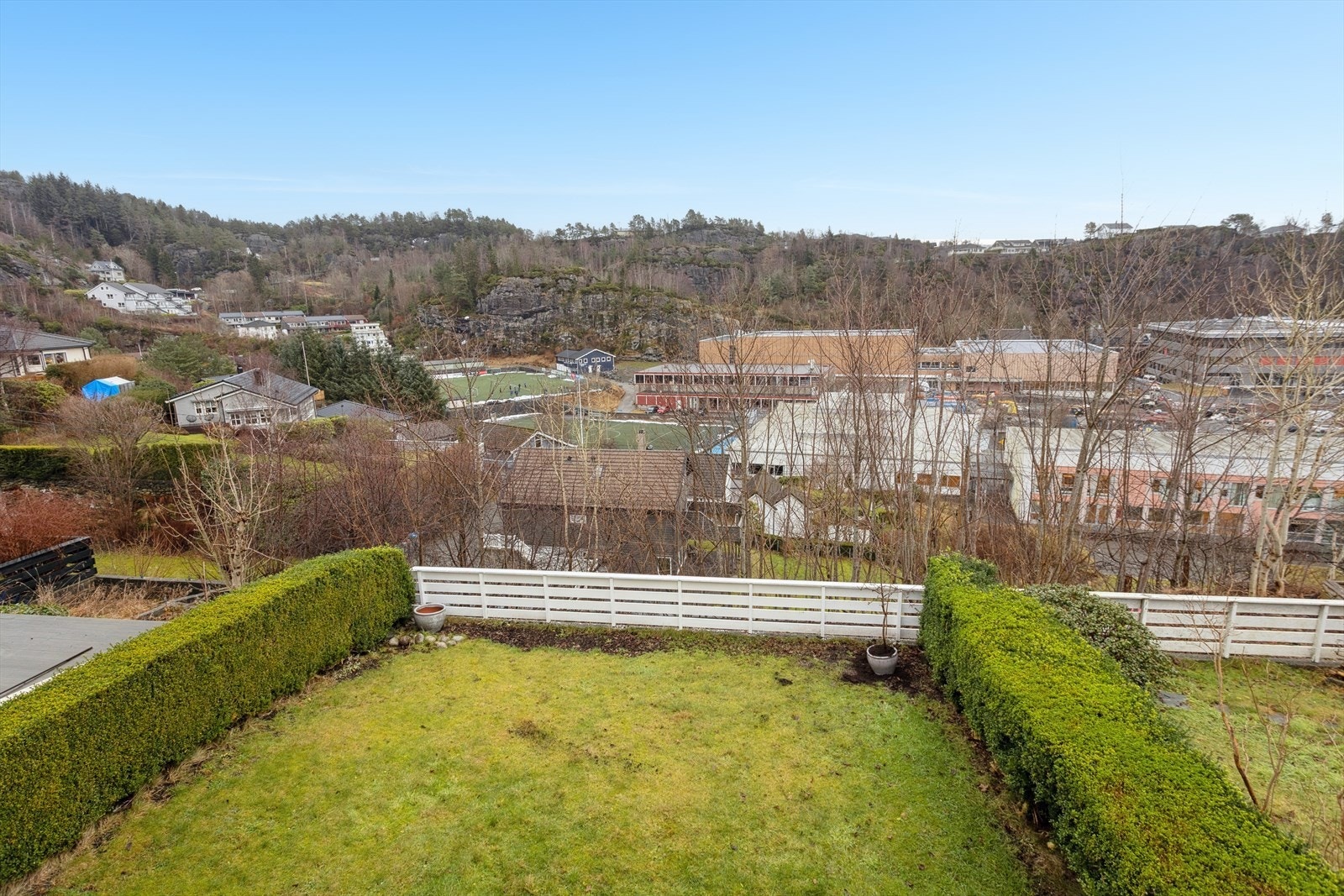 Lettstelt hage med plen med plass til både ballspill og trampoline hvis det er ønskelig. Galleribilde