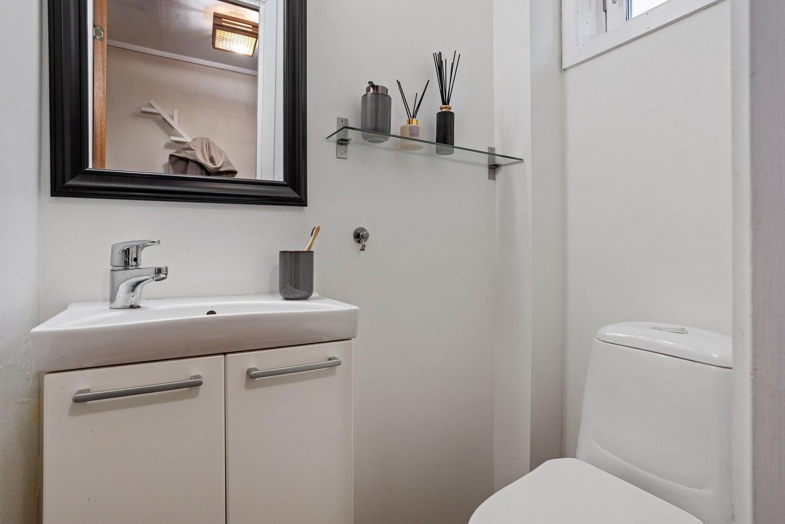 Wc-rom ved vindfang. Kjekt med et wc i hver etasje. Galleribilde