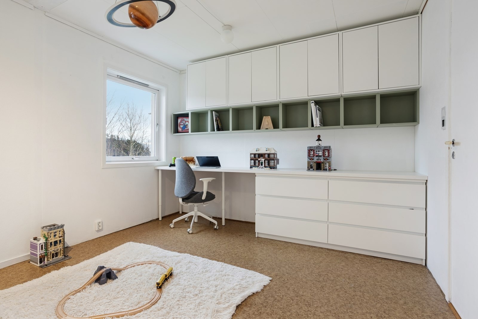 Dette soverommet har to dører og kan enkel tilbakestilles til to soverom hvis det er ønskelig. Galleribilde