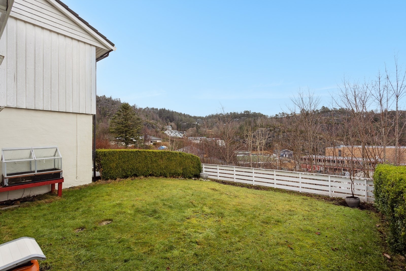 Flat og lettstelt hage. Galleribilde