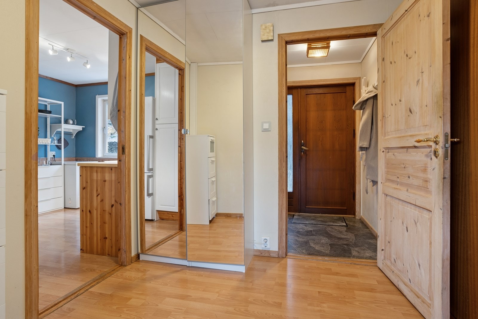 Vindfang og hall med plass til å henge fra seg yttertøy. Galleribilde