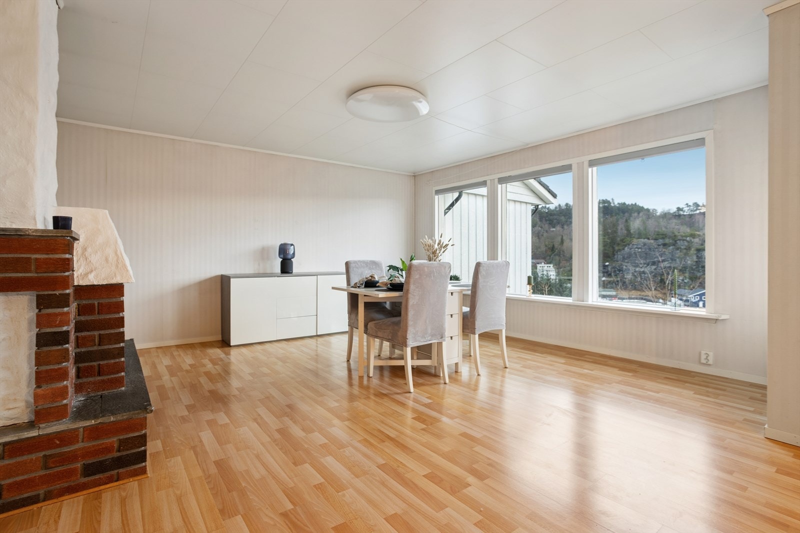 Stuen har peis og store vindusflater som gir mye lysinnslipp. Galleribilde