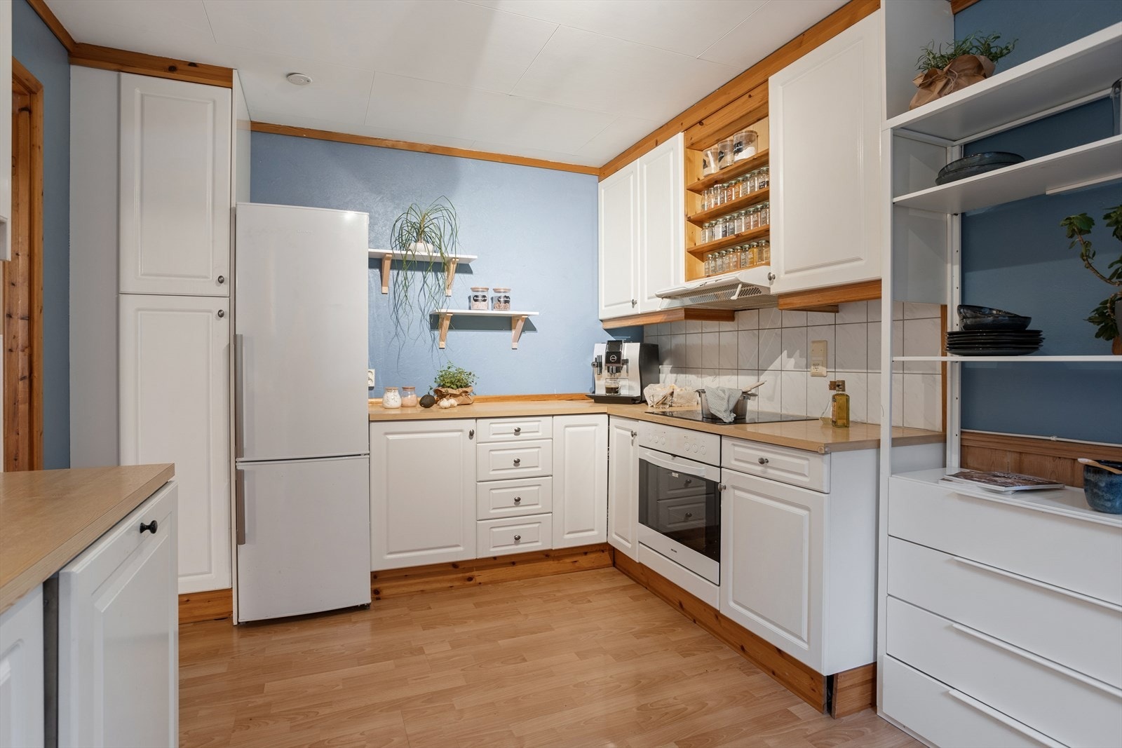 Kjøkken med god skap og benkeplass Galleribilde