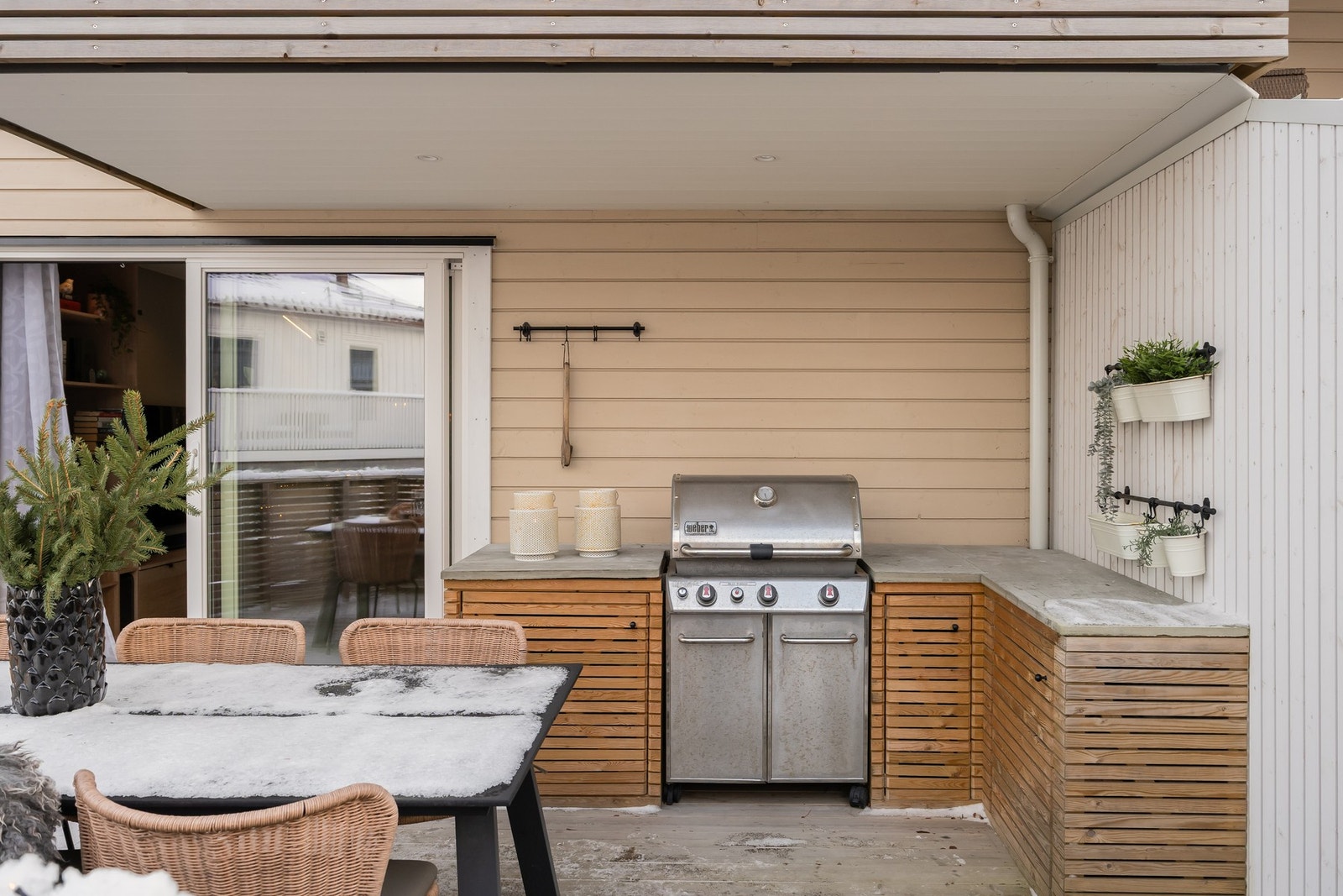 Fra stuen er utgang til vestvendt veranda på 20m². Galleribilde